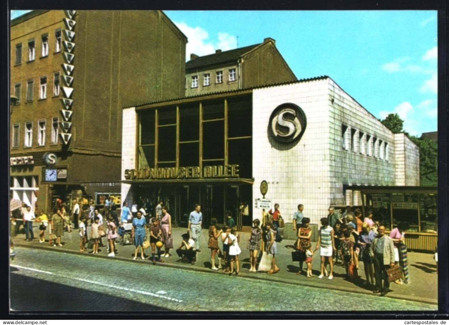 AK Berlin-Prenzlauer Berg, S-Bahnhof Schönhauser Allee, Strassenansicht, Passanten