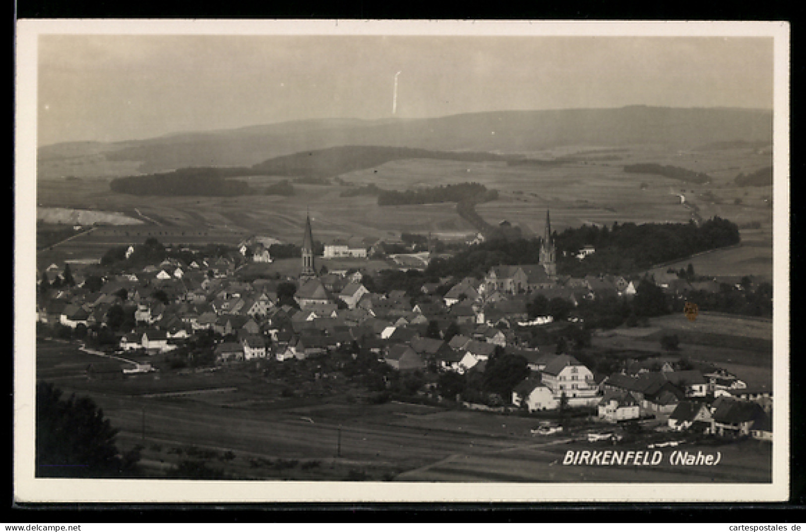 AK Birkenfeld /Nahe, Ortsansicht mit Kirche und umliegender Landschaft
