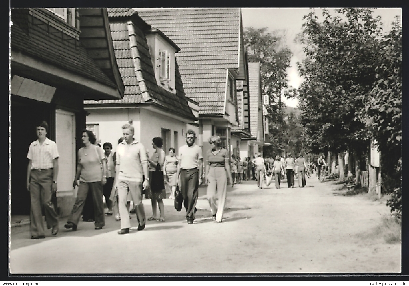 AK Boltenhagen /Kr. Grevesmühlen, Ostseebad, Strasse Mittelweg mit Passanten