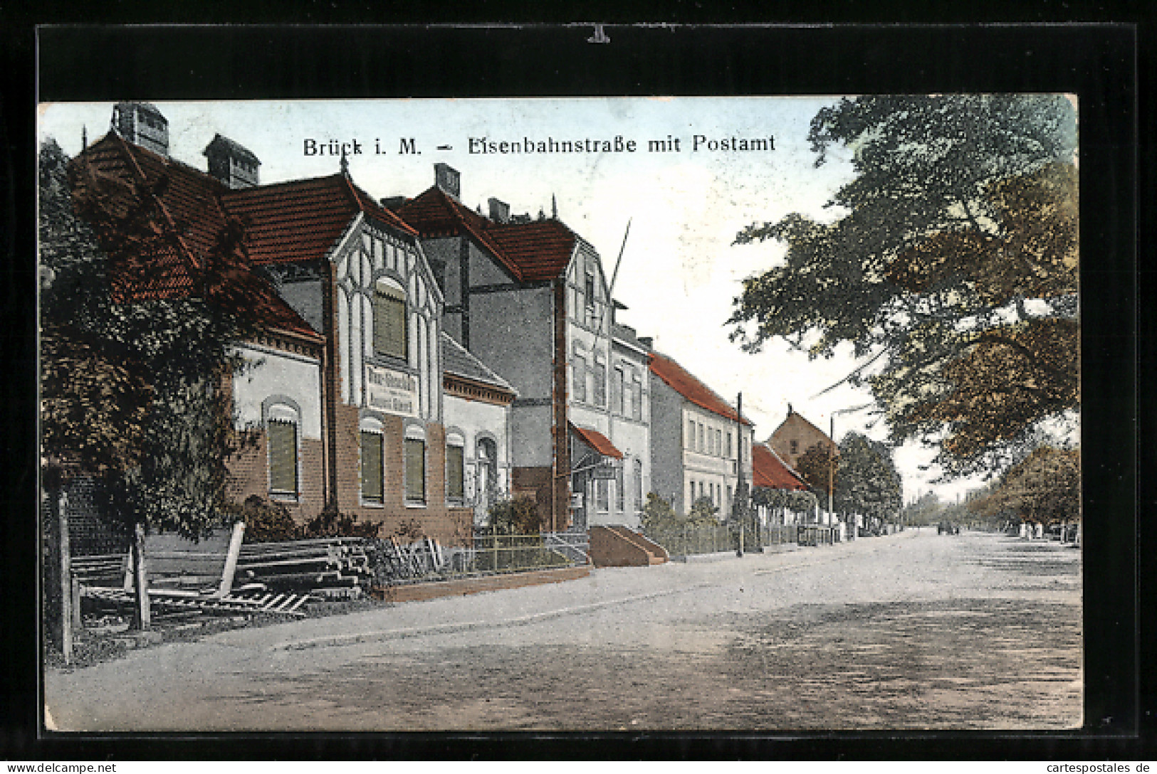 AK Brück i. M., Eisenbahnstrasse mit Postamt