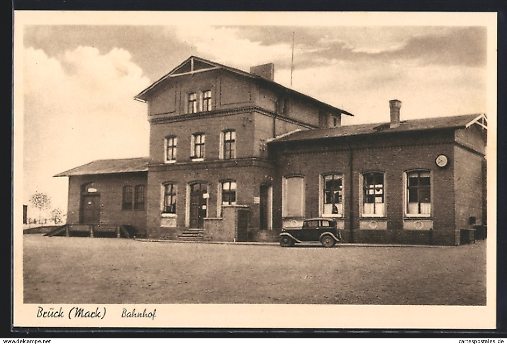 AK Brück / Mark, Bahnhof mit Auto
