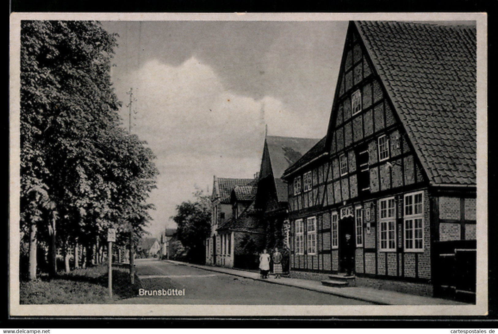 AK Brunsbüttel, Fachwerkhaus und Strassenansicht