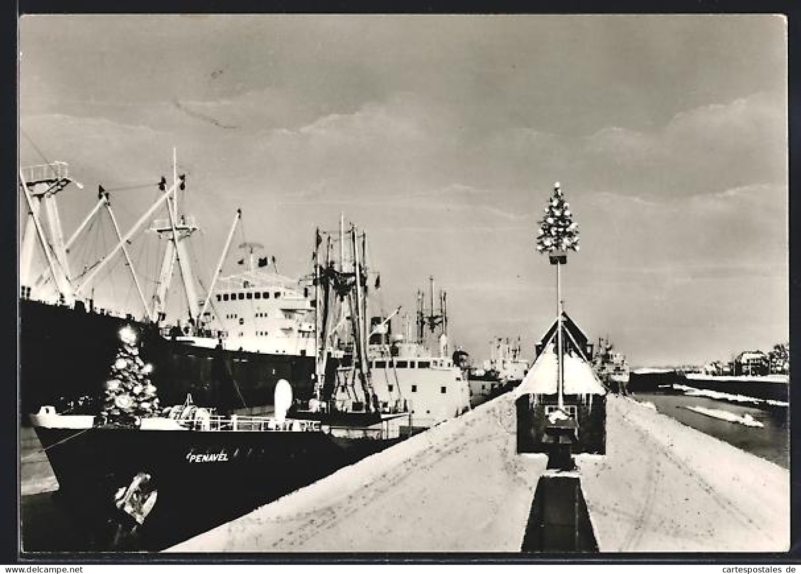 AK Brunsbüttel, Hafen mit Schiffen und weihnachtlicher Dekoration