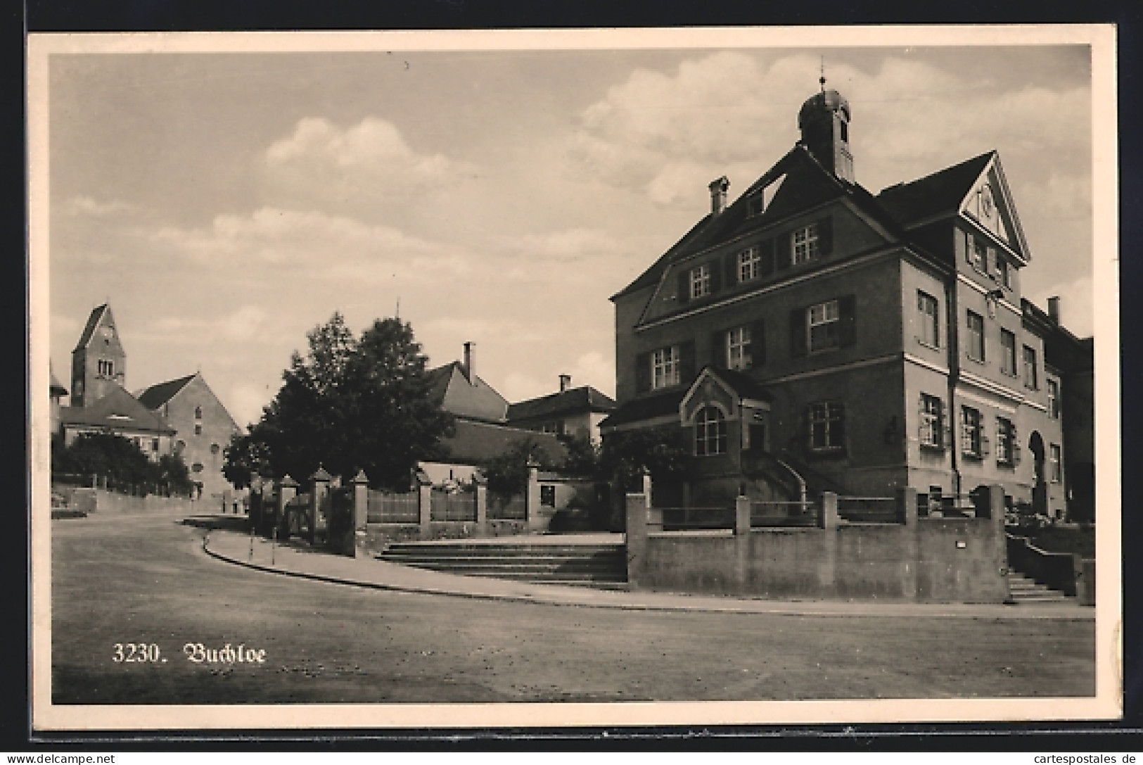 AK Buchloe, Strassenpartie mit Kirche