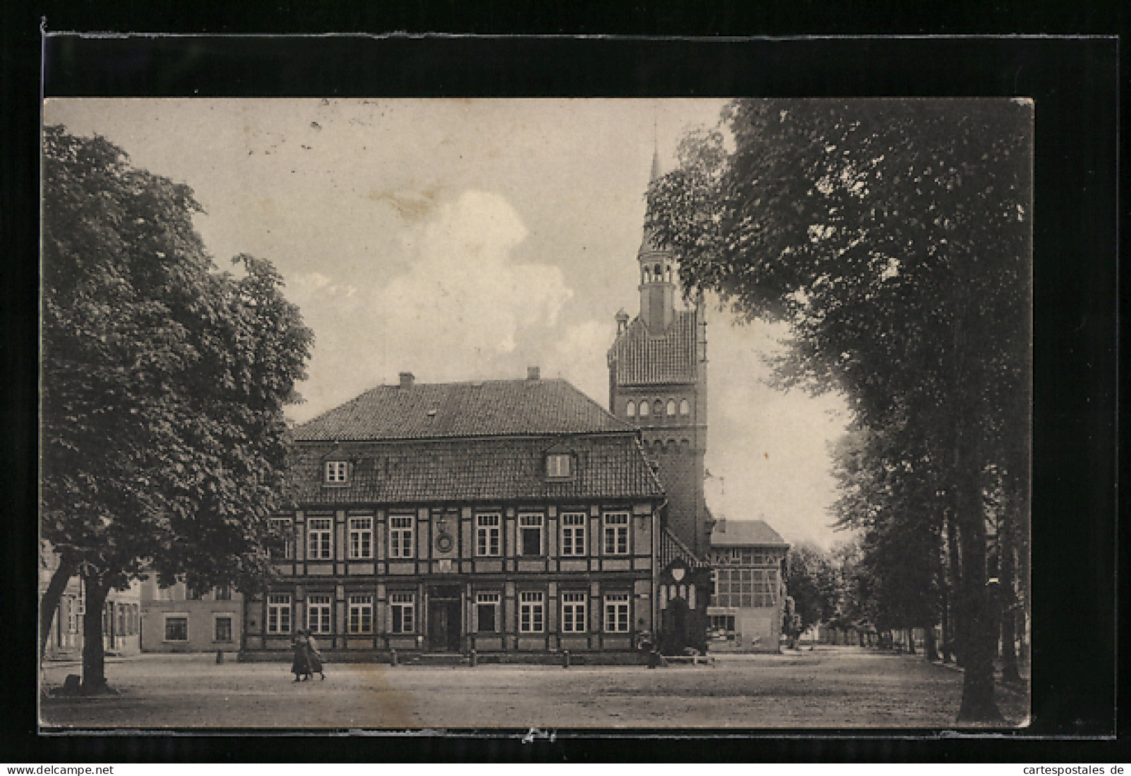 AK Dömitz, Rathaus in Fachwerkbauweise, im Hintergrund die Kirche