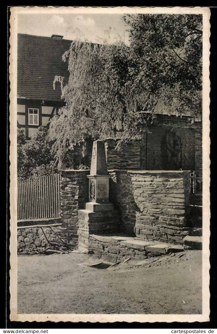 AK Dorfchemnitz, Pfarre mit Ehrenmal am Dorfplatz vor Fachwerkhaus