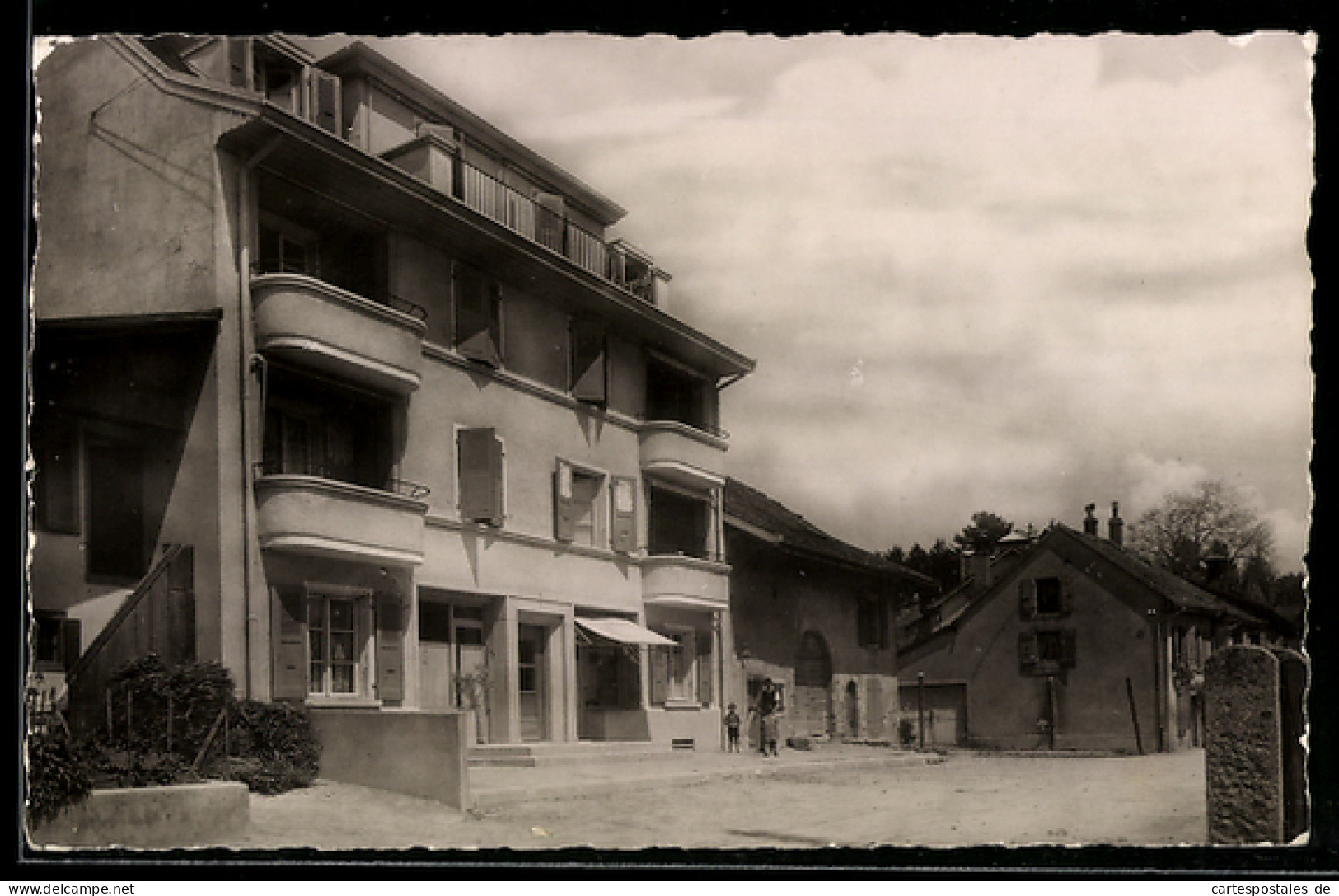 AK Echichens, Mehrfamilienhaus und Nachbarhäuser, Strassenpartie