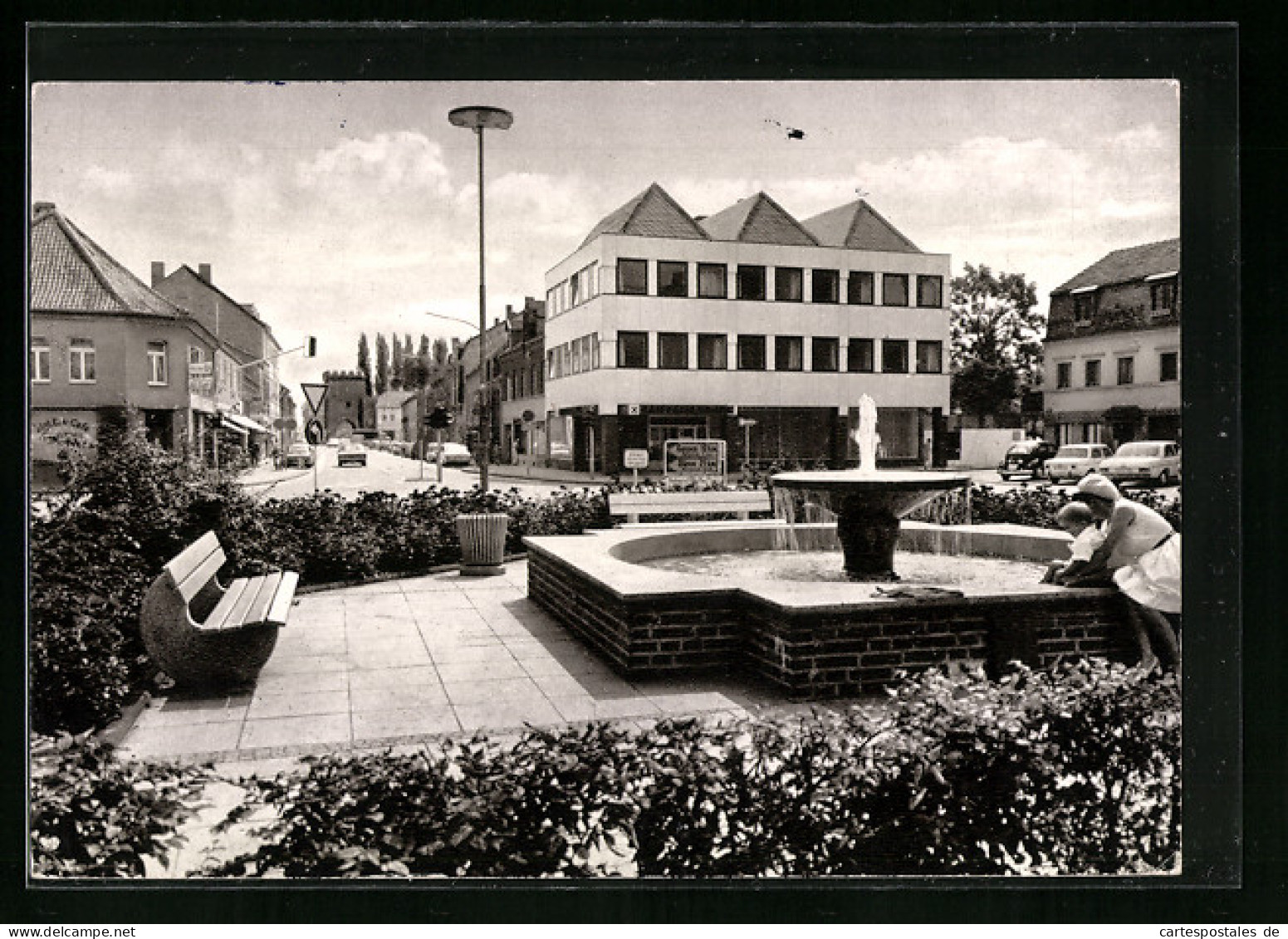 AK Erftstadt-Lechenich, Strassenpartie mit Brunnen