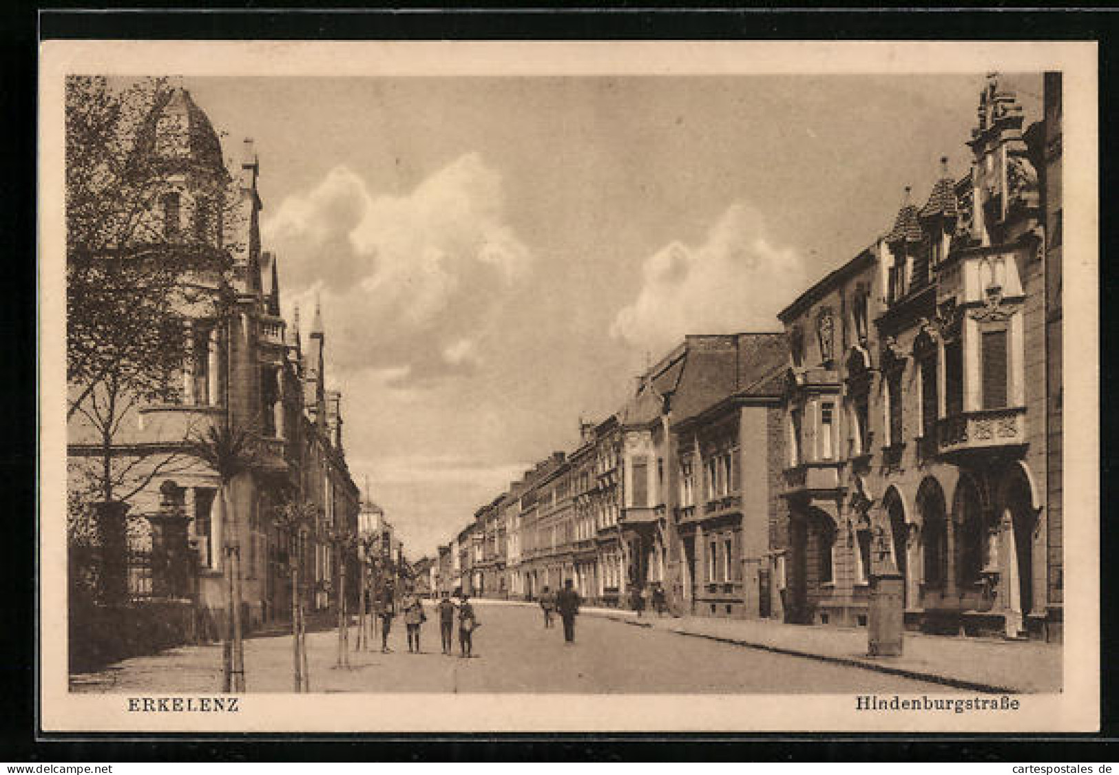 AK Erkelenz, Hindenburgstrasse mit Passanten