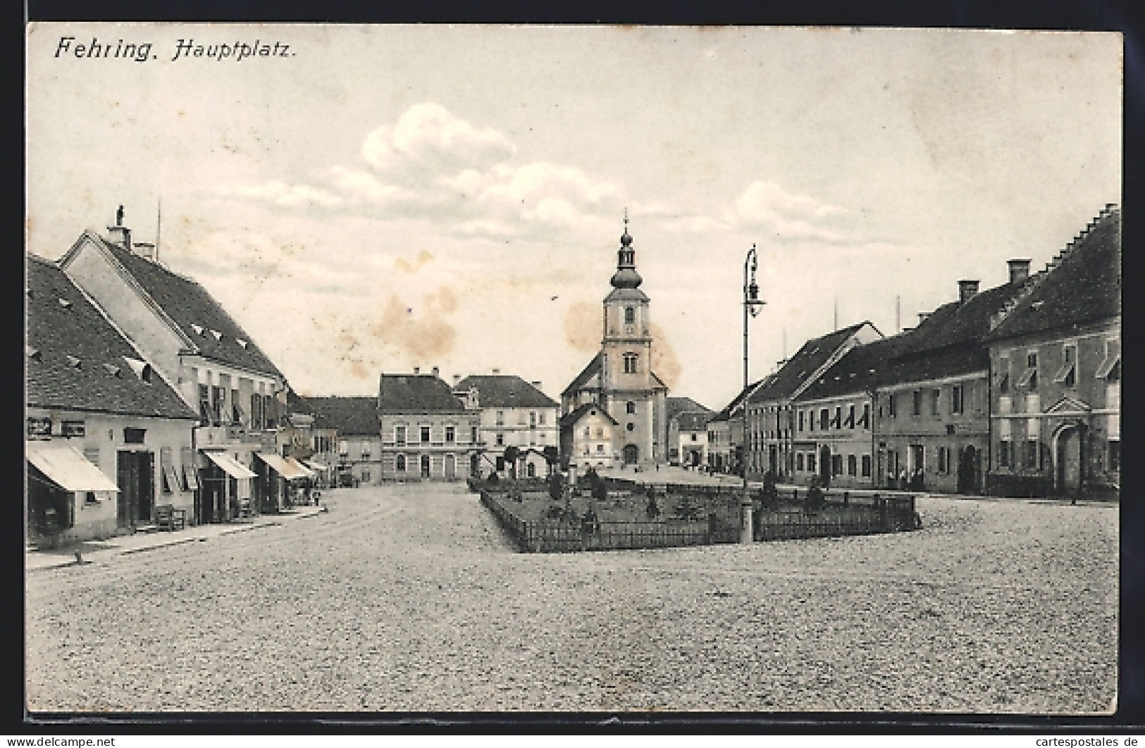 AK Fehring, Hauptplatz mit Geschäften und Kirche
