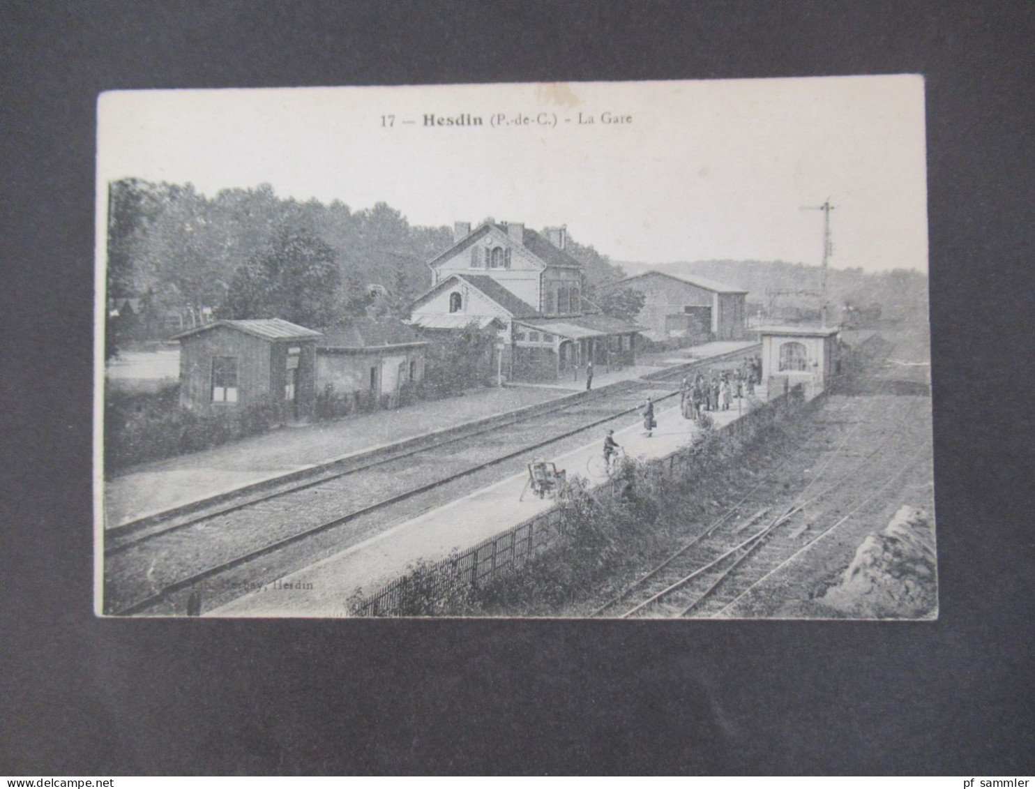 AK Frankreich um 1910 HESDIN La Gare / Bahnstation / kleiner Bahnhof mit Bahnsteig / Lib. Herbay, Hesdin (Verlag)