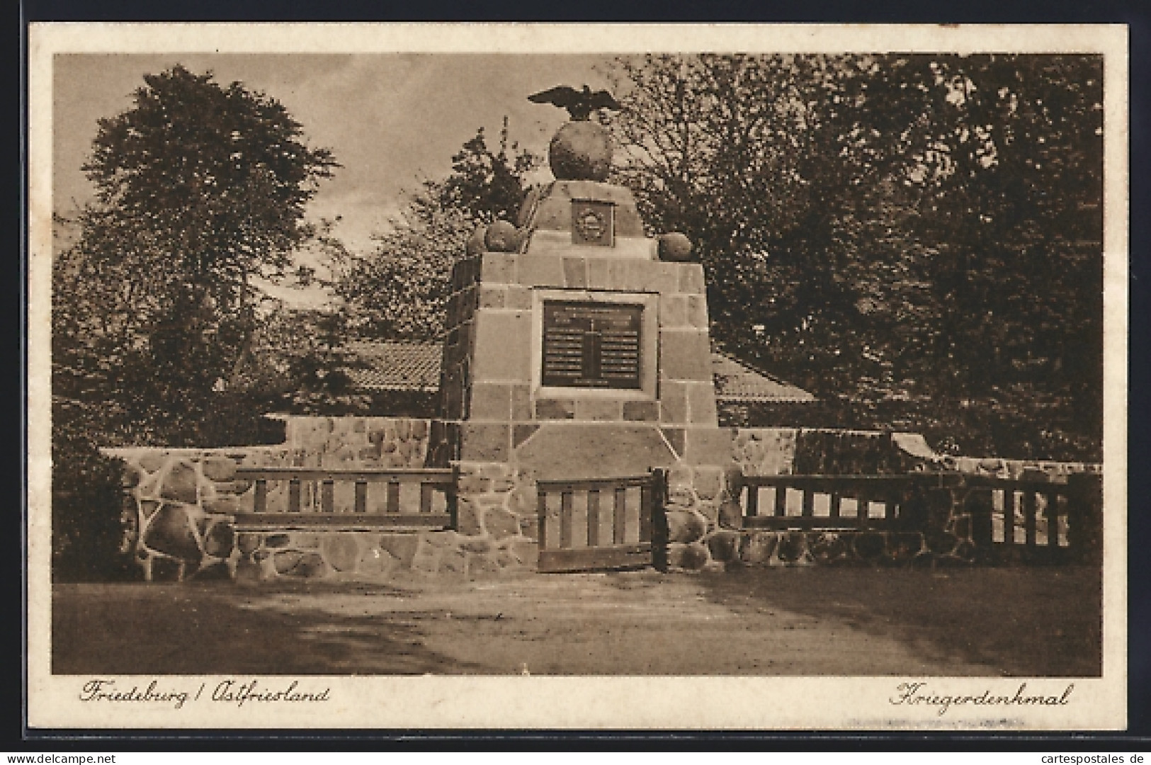 AK Friedeburg / Ostfriesl., Partie am Kriegerdenkmal