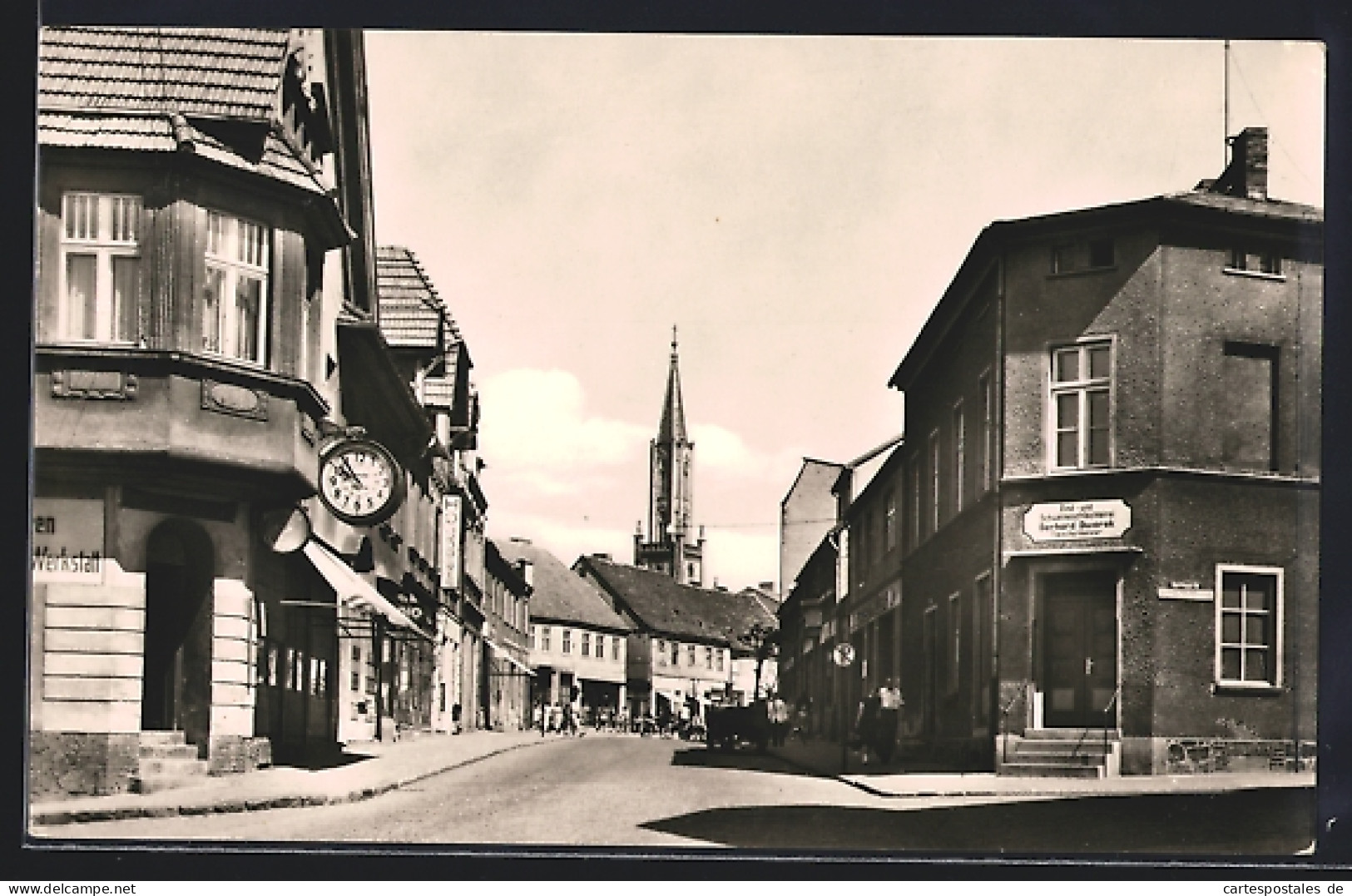 AK Fürstenberg / Havel, Ernst-Thälmann-Strasse mit Kirche