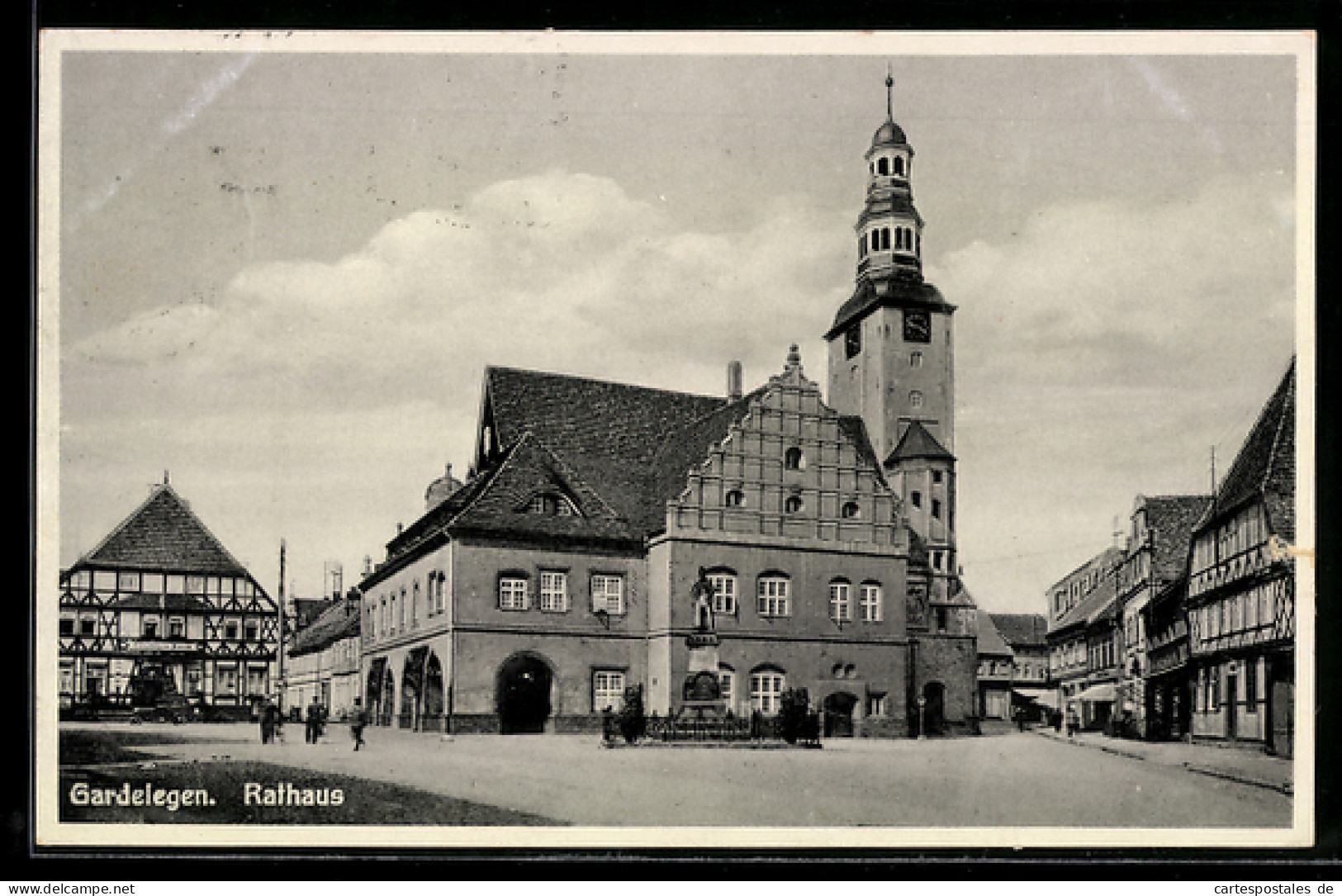 AK Gardelegen, Rathaus mit Strassenpartie