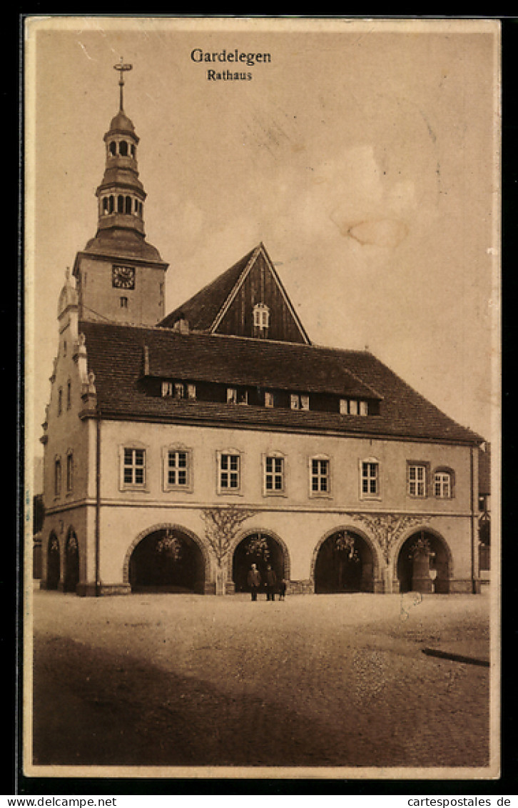AK Gardelegen, Strassenpartie am Rathaus