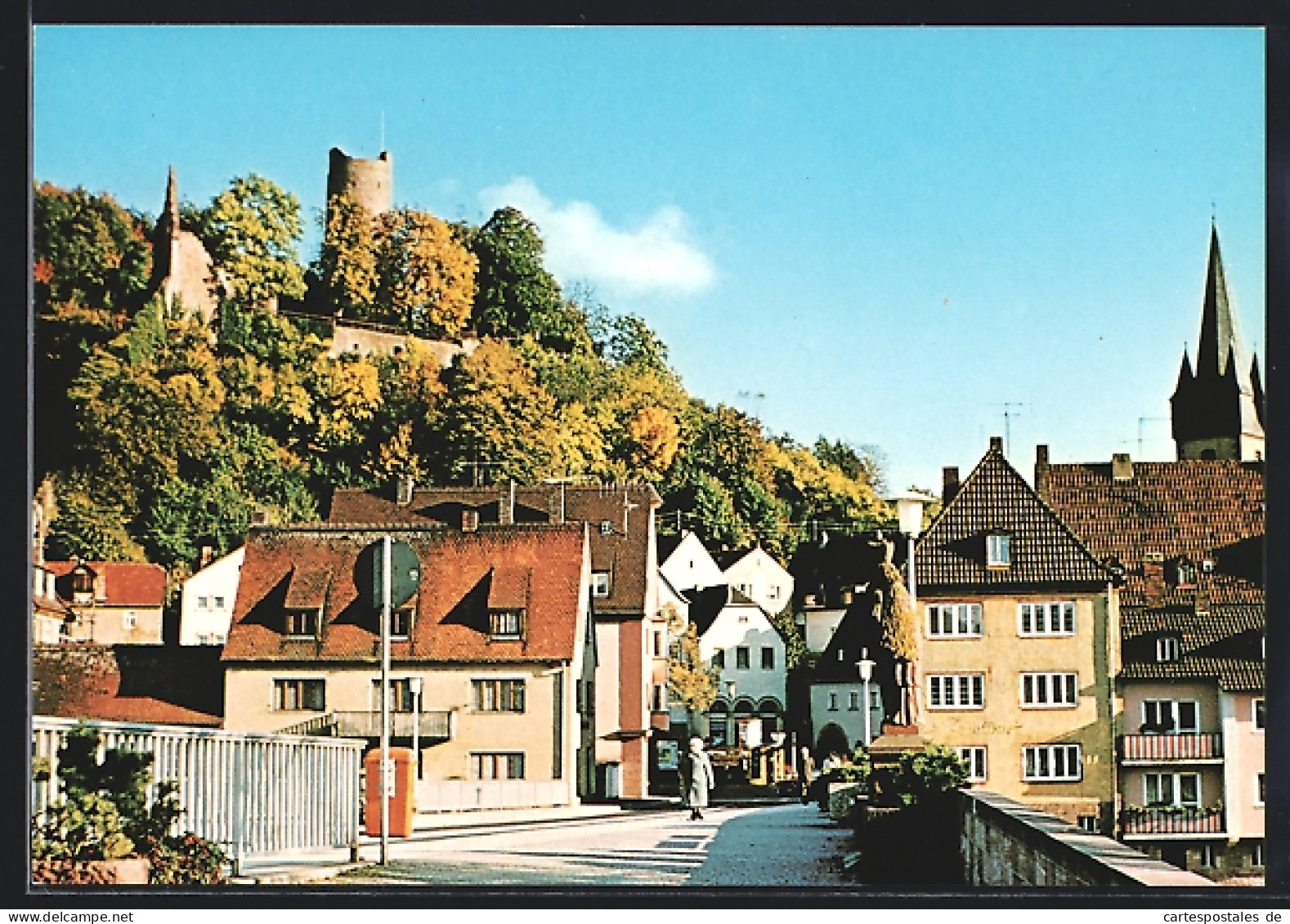 AK Gemünden a. Main, Strassenpartie mit Blick zur Ruine