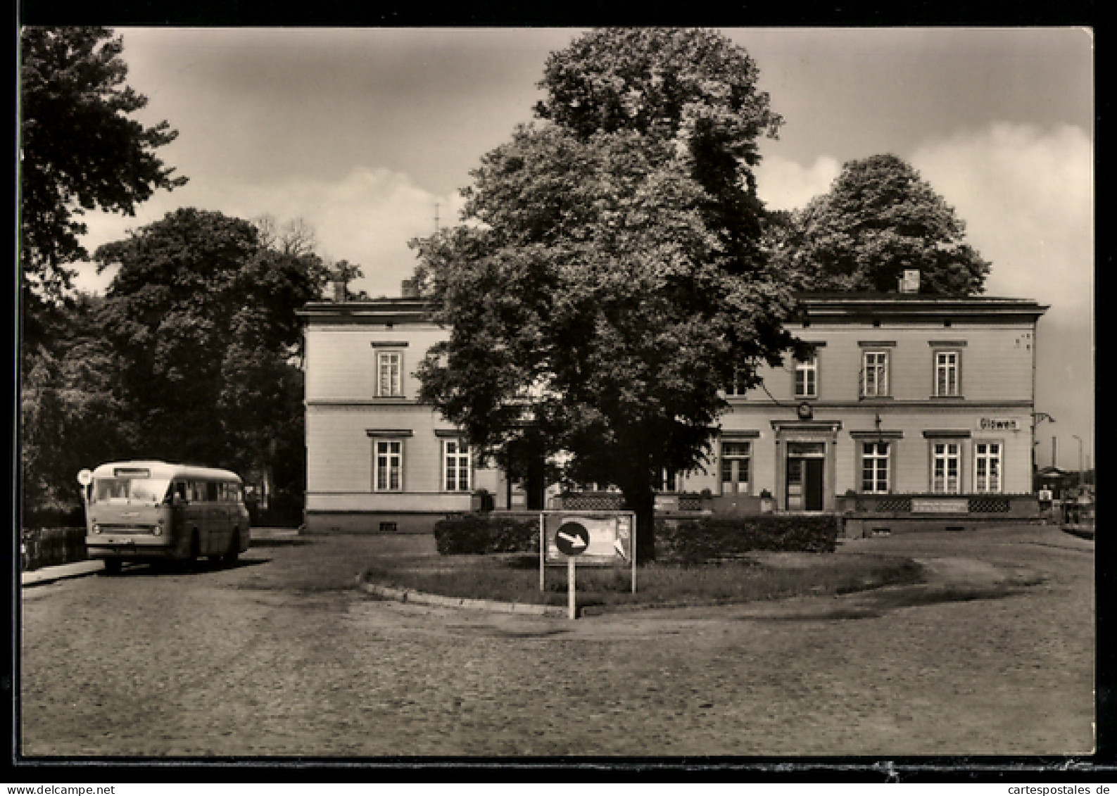 AK Glöwen /Kr. Perleberg, Bahnhof mit Strassenpartie