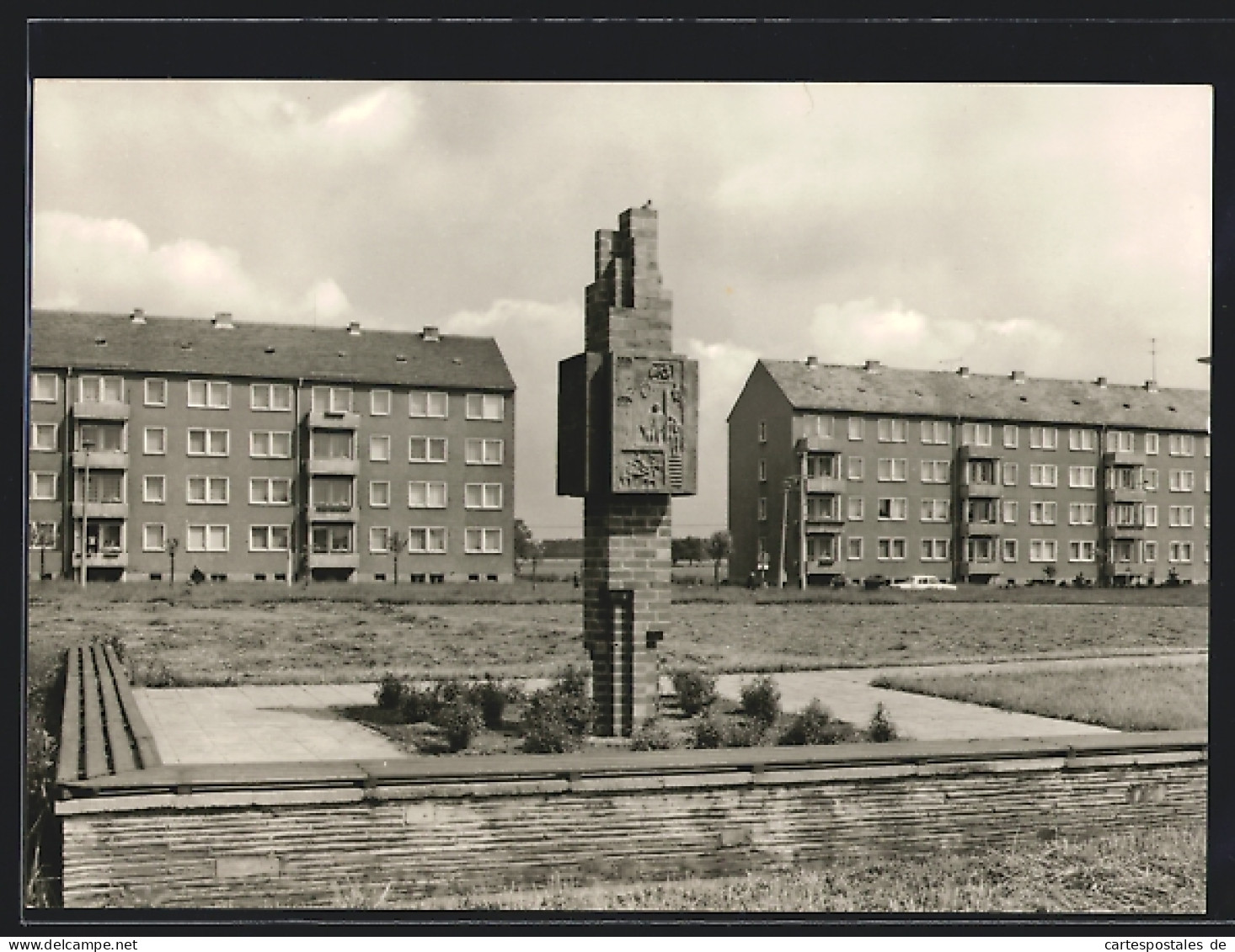 AK Grossräschen /Kr. Senftenberg, Rembrandtstrasse mit Denkmal