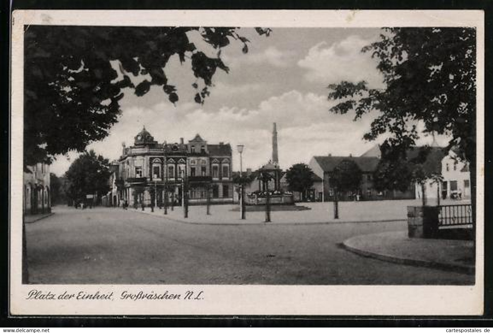 AK Grossräschen /N. L., Platz der Einheit mit Denkmal
