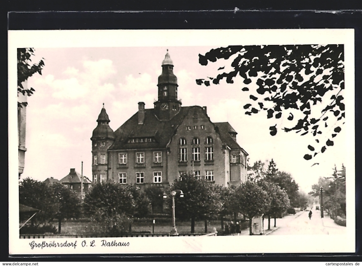 AK Grossröhrsdorf, Strassenansicht mit Rathaus