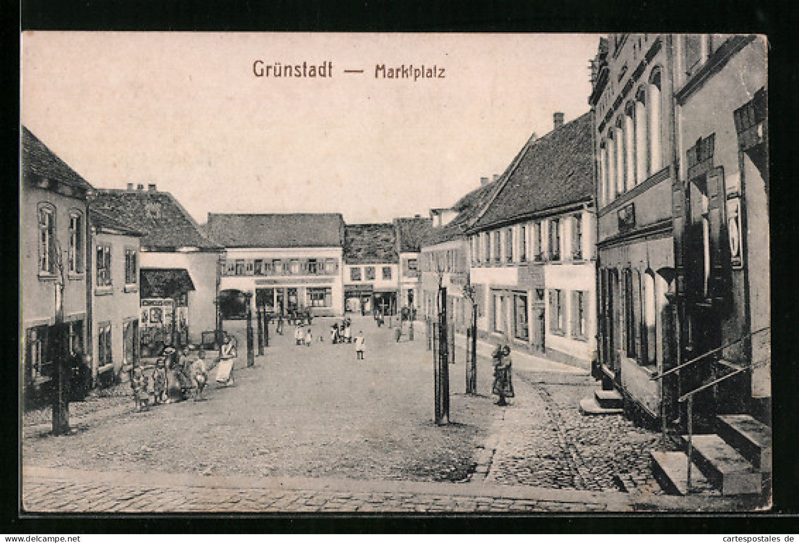 AK Grünstadt / Pfalz, Marktplatz mit Geschäften