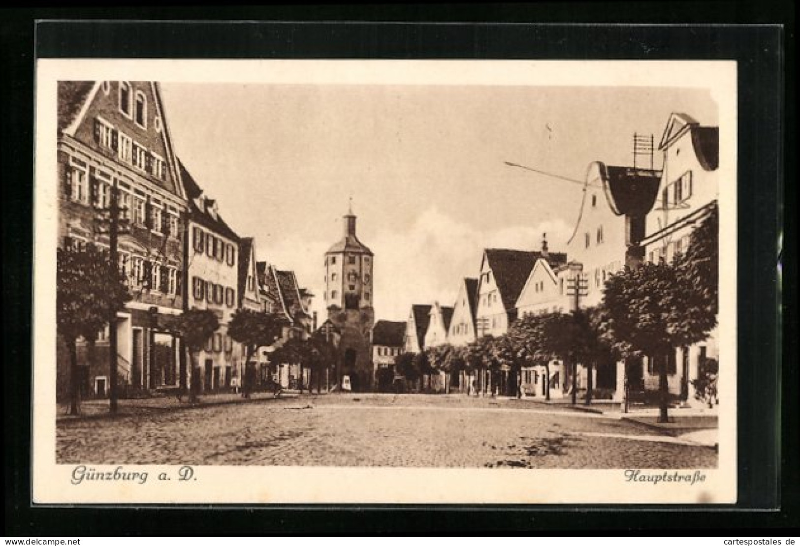 AK Günzburg a. D., Hauptstrasse mit Kirche