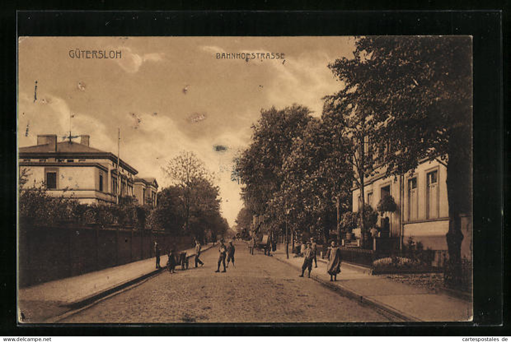 AK Gütersloh, Bahnhofstrasse mit Passanten