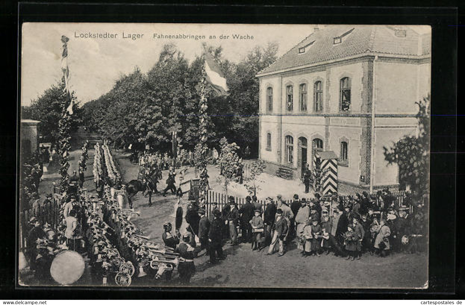 AK Hamburg-Lokstedt, Lockstedter Lager, Fahnenabbringen an der Wache