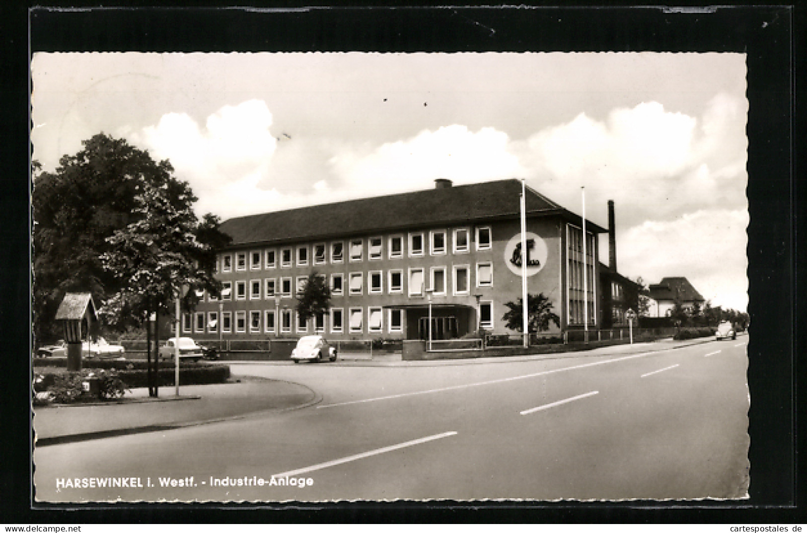 AK Harsewinkel i. W., Industrie-Anlage mit Strasse, VW-Käfer