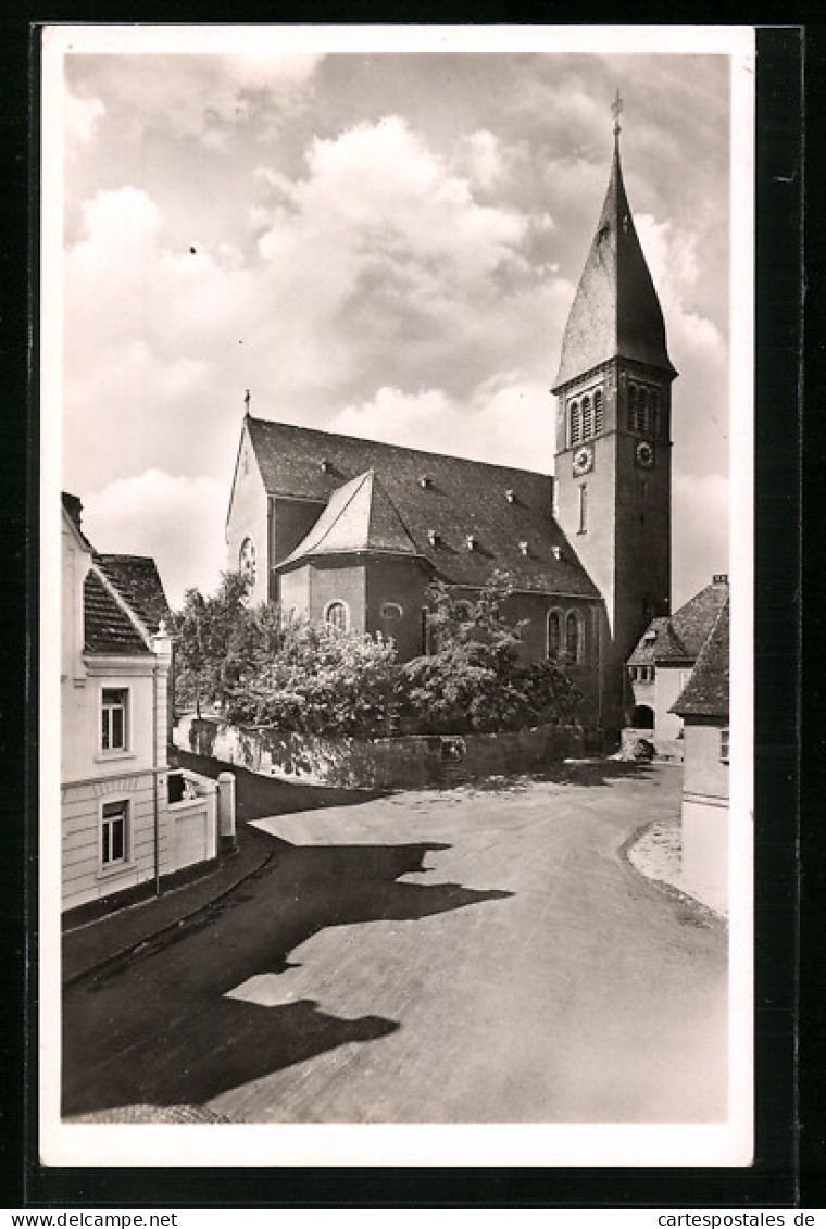 AK Hattersheim /Main, Strassenpartie mit kath. Kirche