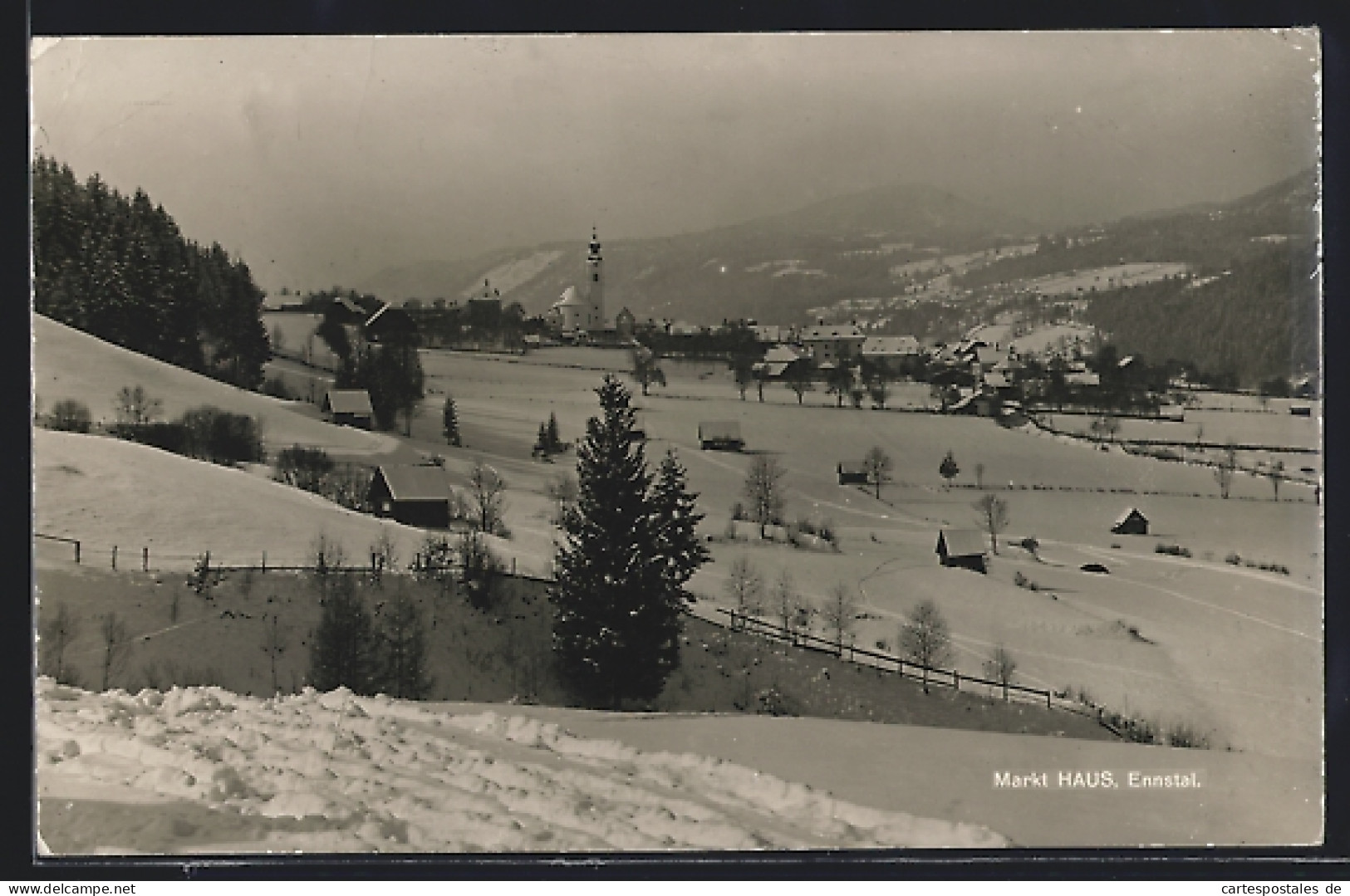 AK Haus /Ennstal, Ortspartie mit Kirche im Schnee