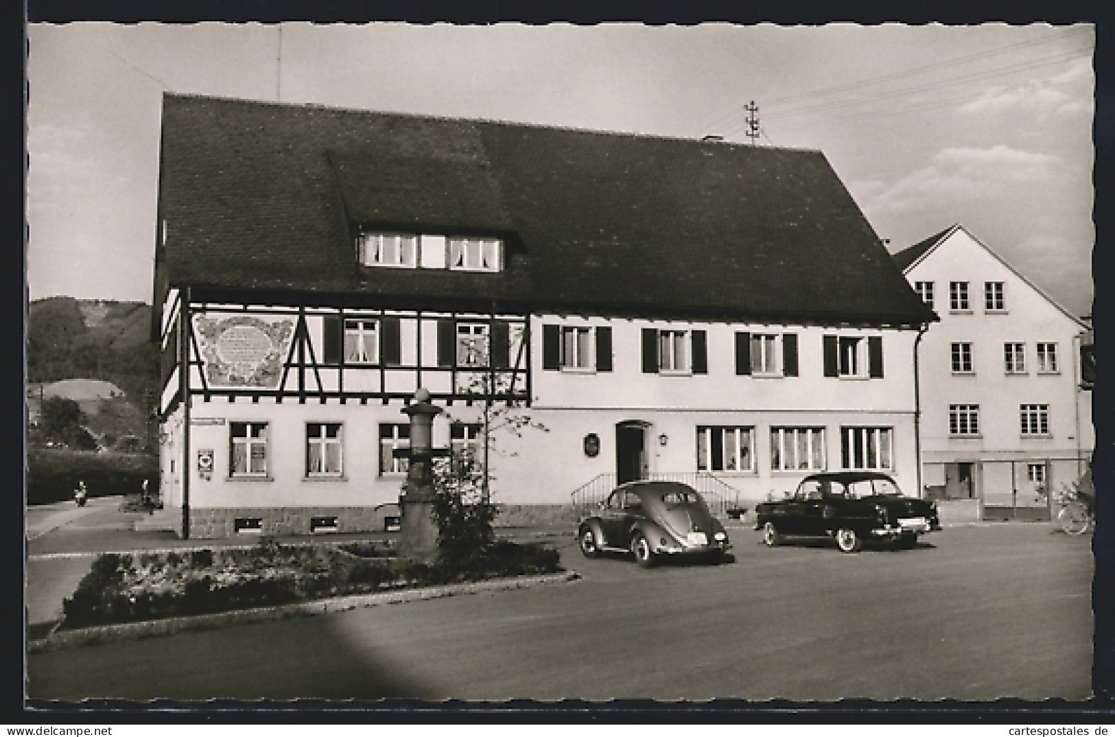 AK Hausach /Schwarzwaldbahn, Gasthaus zur Eiche H. Breithaupt, VW-Käfer, Brunnen