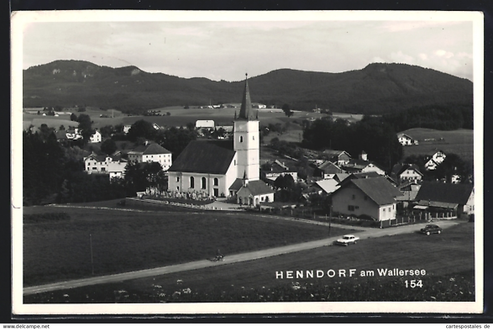 AK Henndorf am Wallersee, Gesamtansicht mit Strasse und Bergblick