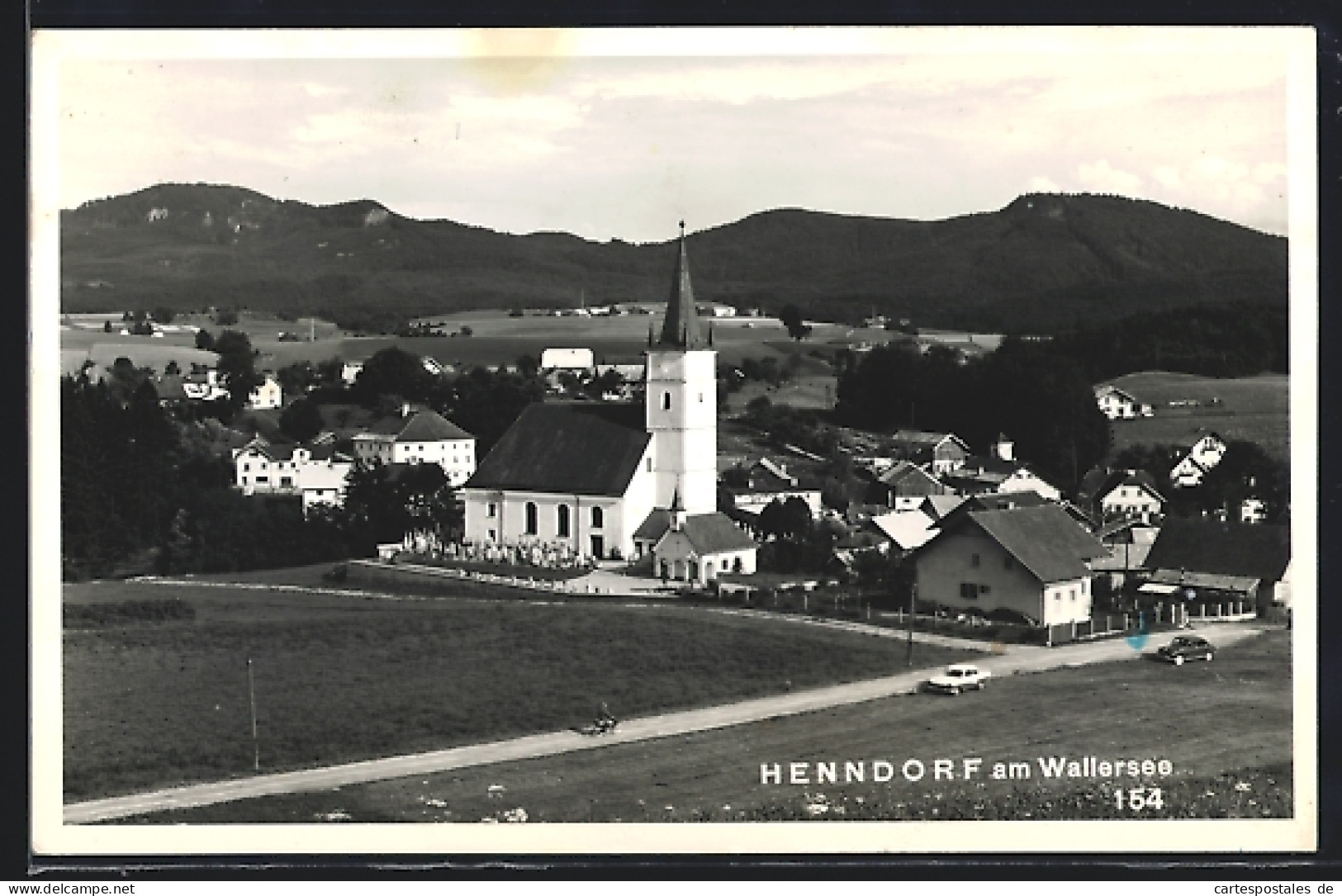 AK Henndorf am Wallersee, Totalansicht mit Strasse und Bergpanorama