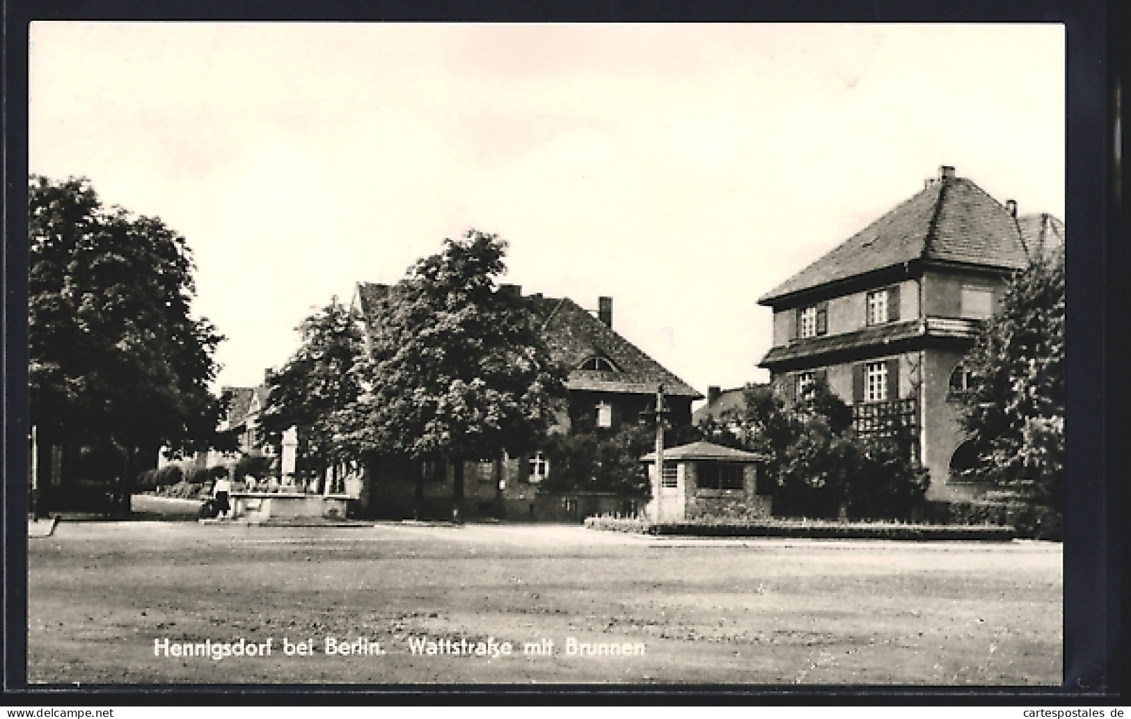AK Henningsdorf bei Berlin, Wattstrasse mit Brunnen