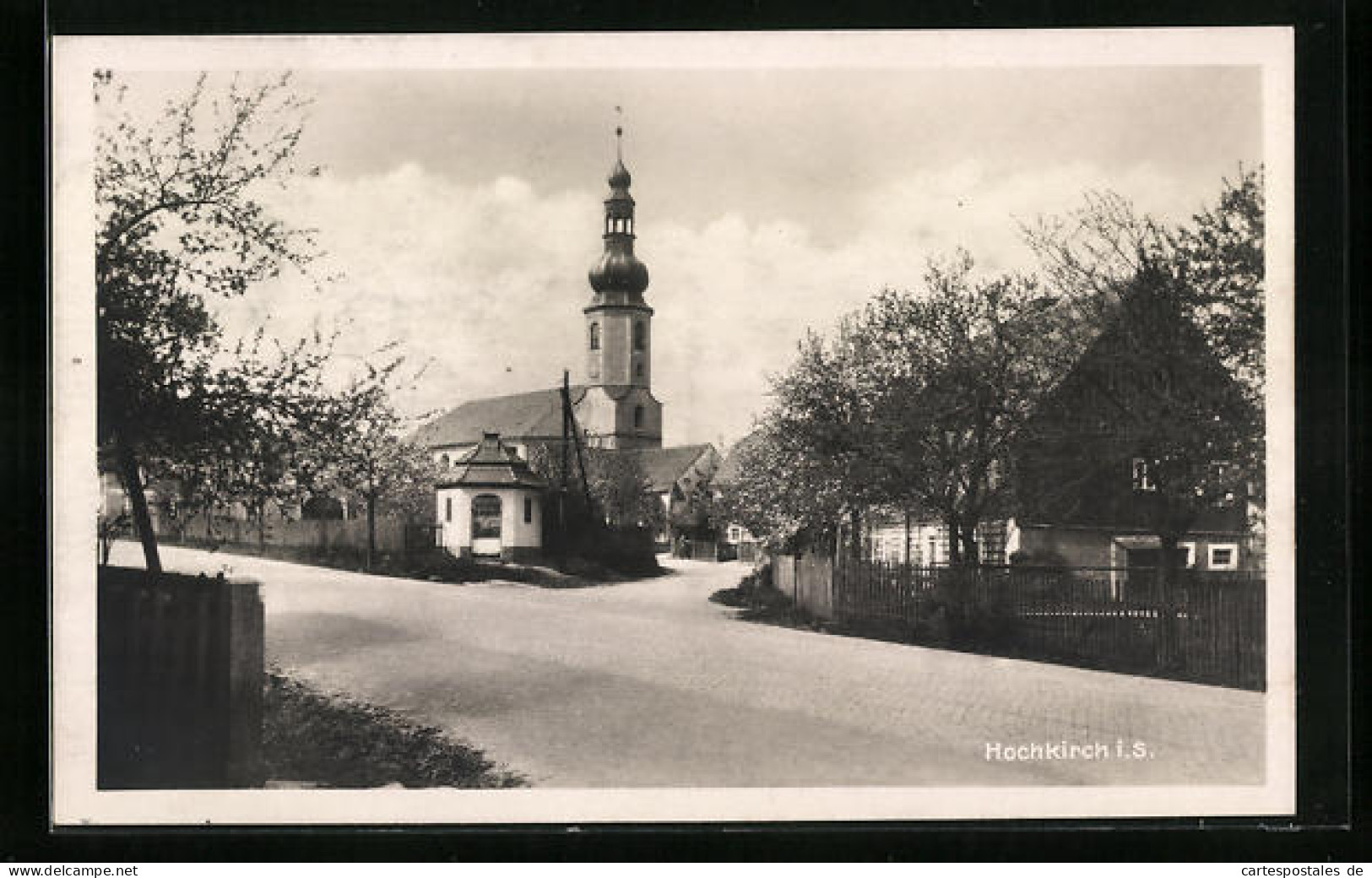 AK Hochkirch i. Sa., Häuser im Stadtkern mit Blick zur Kirche