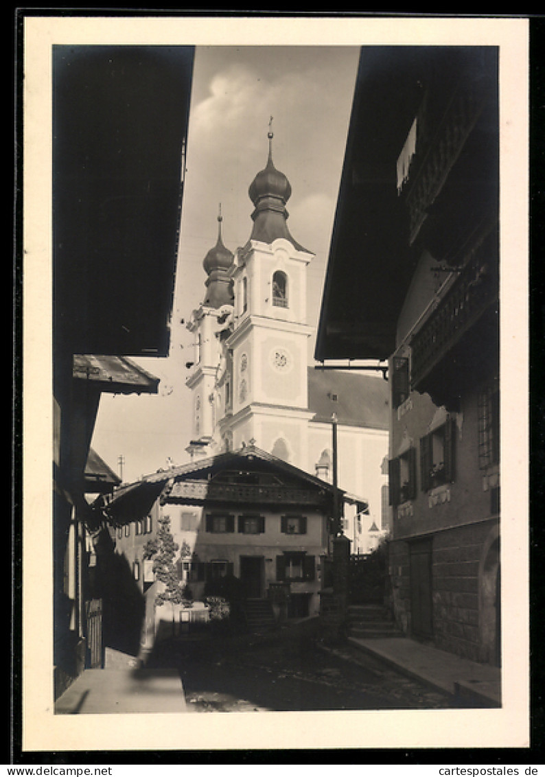 AK Hopfgarten /Tirol, Kirche in enger Strassenszene