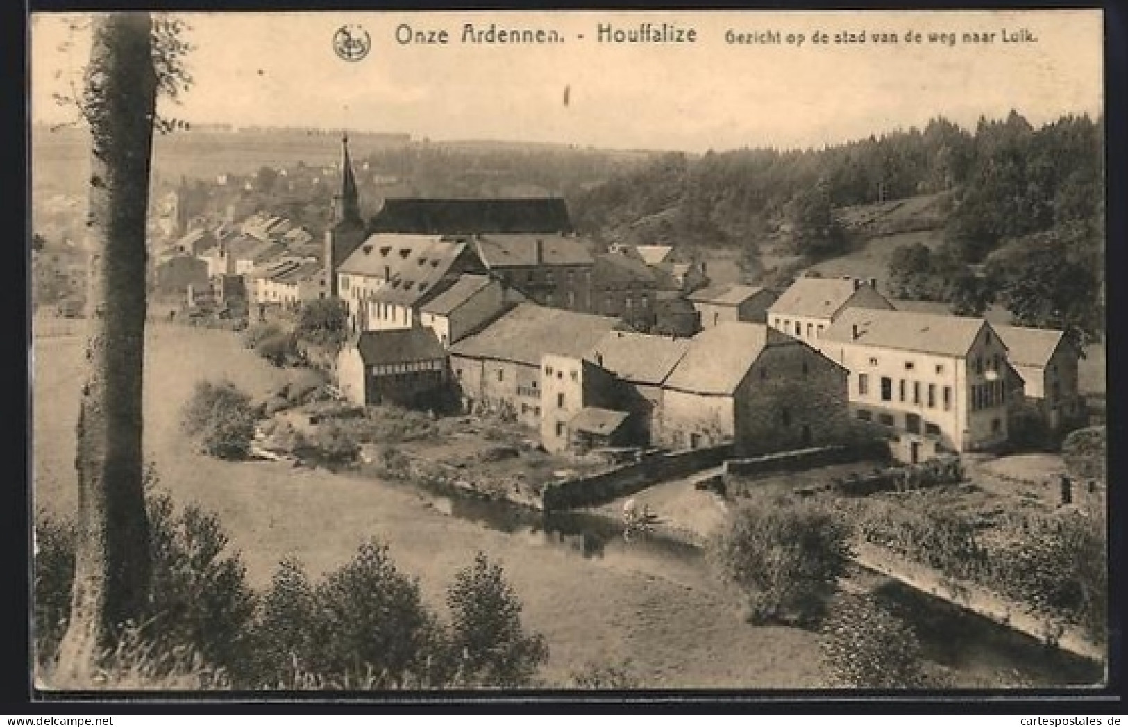 AK Houffalize /Ardennen, Gezicht op de stad van de weg naar Luik