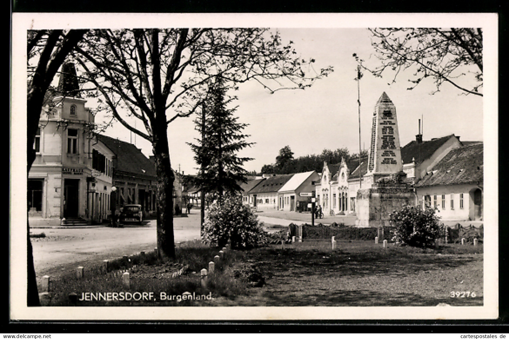 AK Jennersdorf /Burgenland, Kreuzung mit Kaufhaus G. Mandl, Obelisk und Häuserzeile