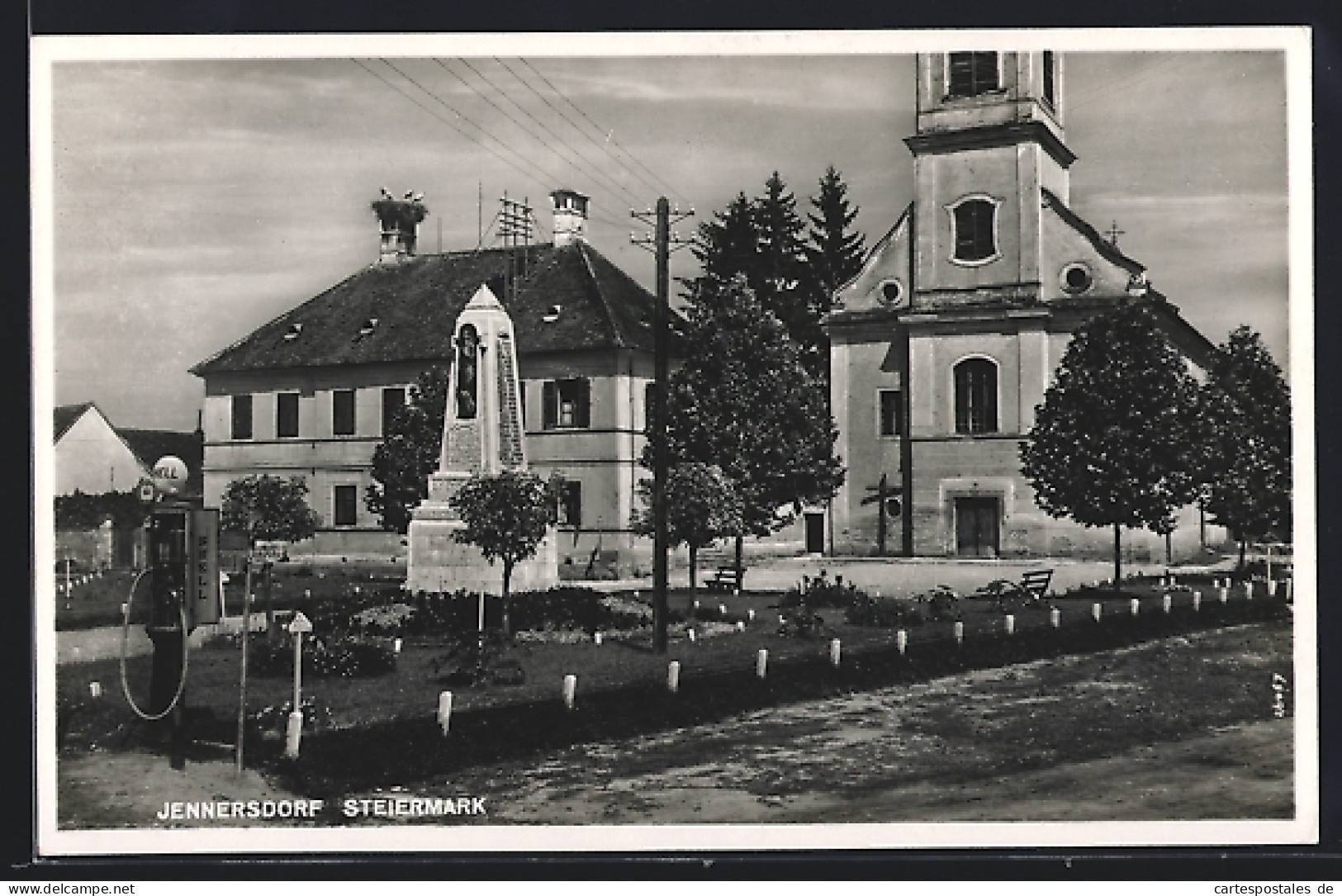 AK Jennersdorf, Ortspartie mit Kirche, Denkmal, Storchennest