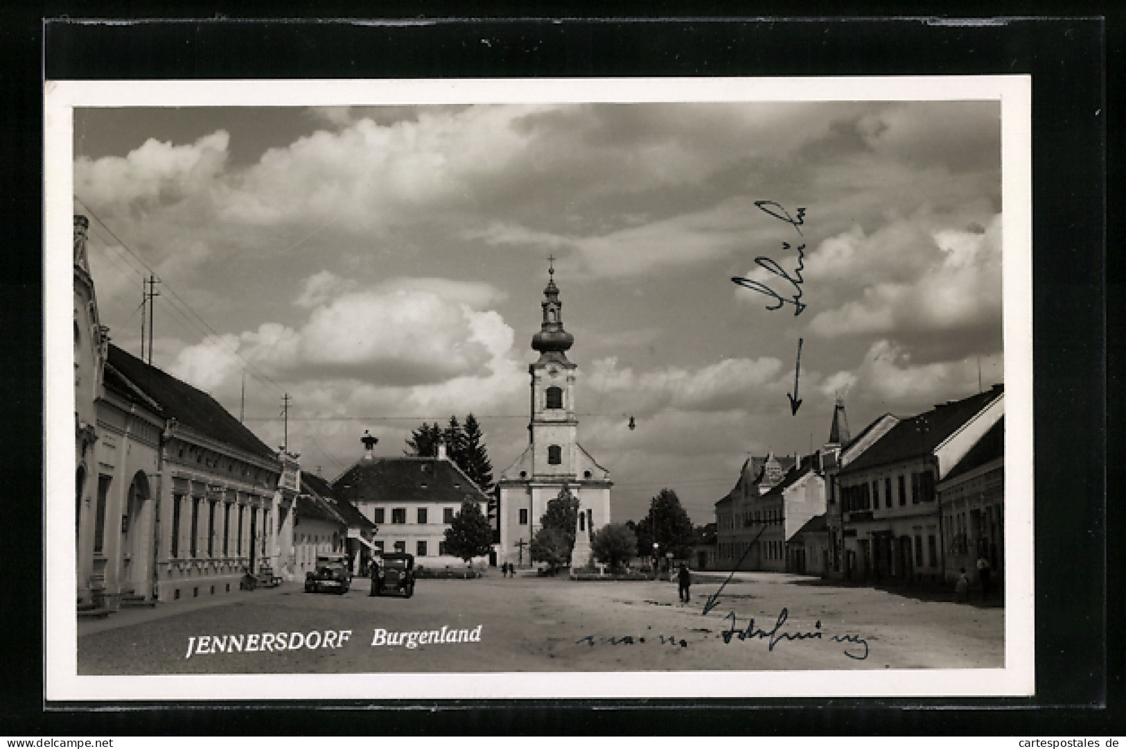 AK Jennersdorf, Ortspartie mit Kirche und Schule, Automobile