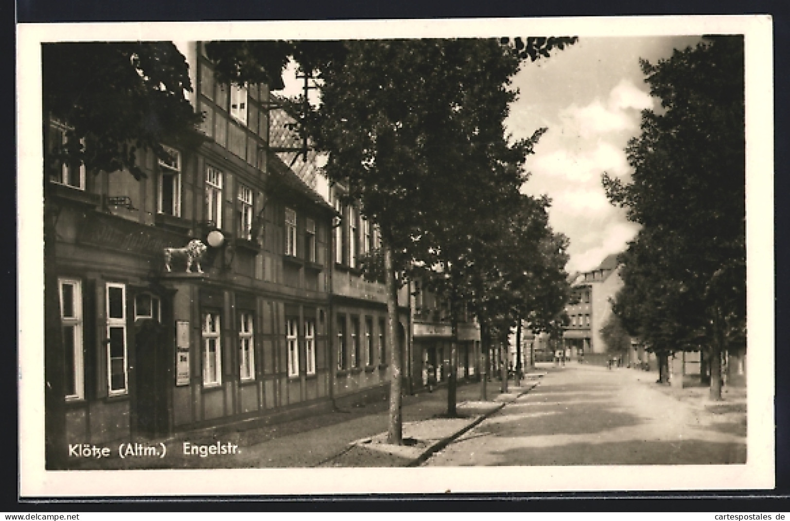 AK Klötze /Altm., Blick in die Engelstrasse mit Gasthaus Zum goldenen Löwen und Hotel Zum goldenen Löwen