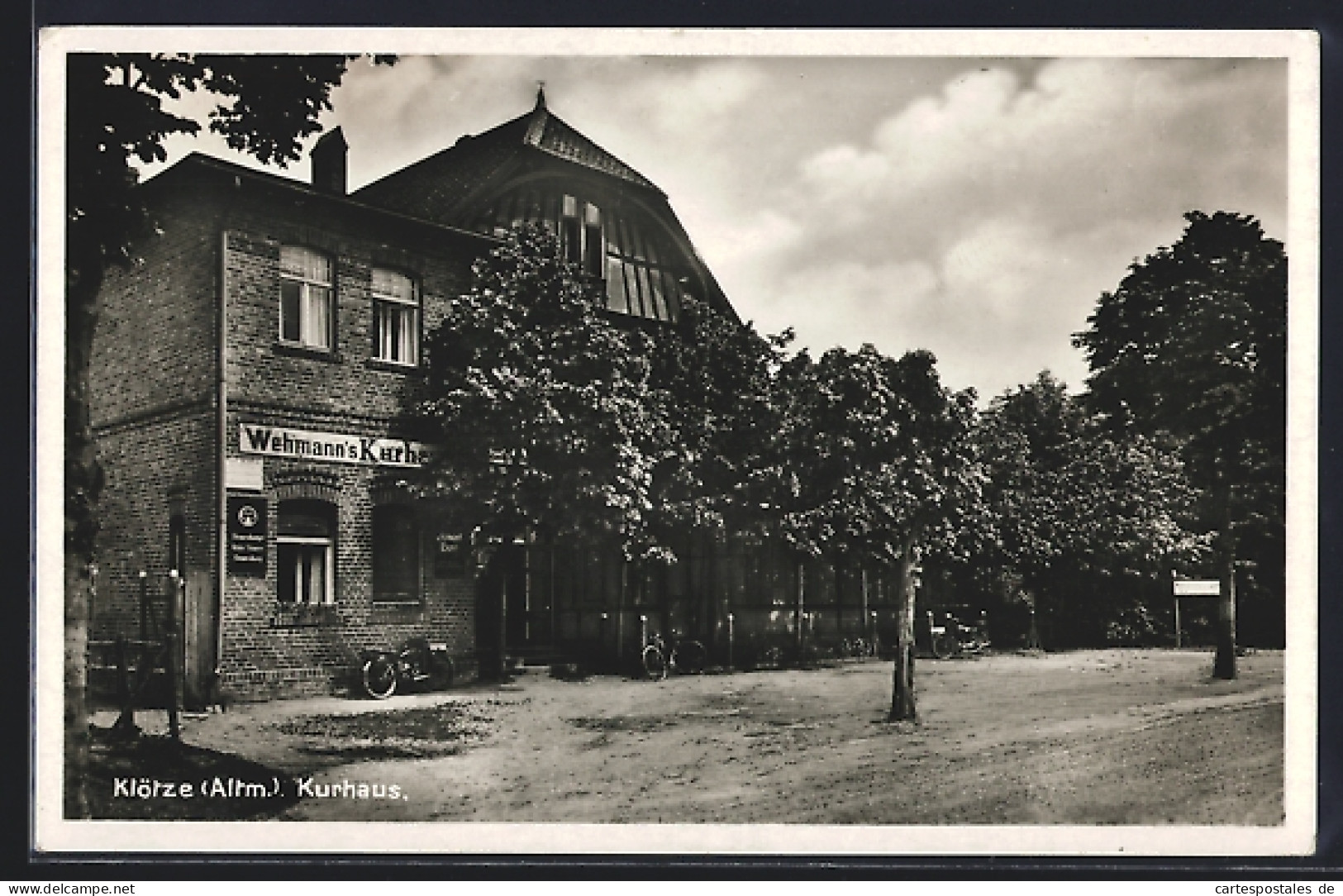 AK Klötze /Altm., Gasthof Wehmanns Kurhaus von der Strasse gesehen