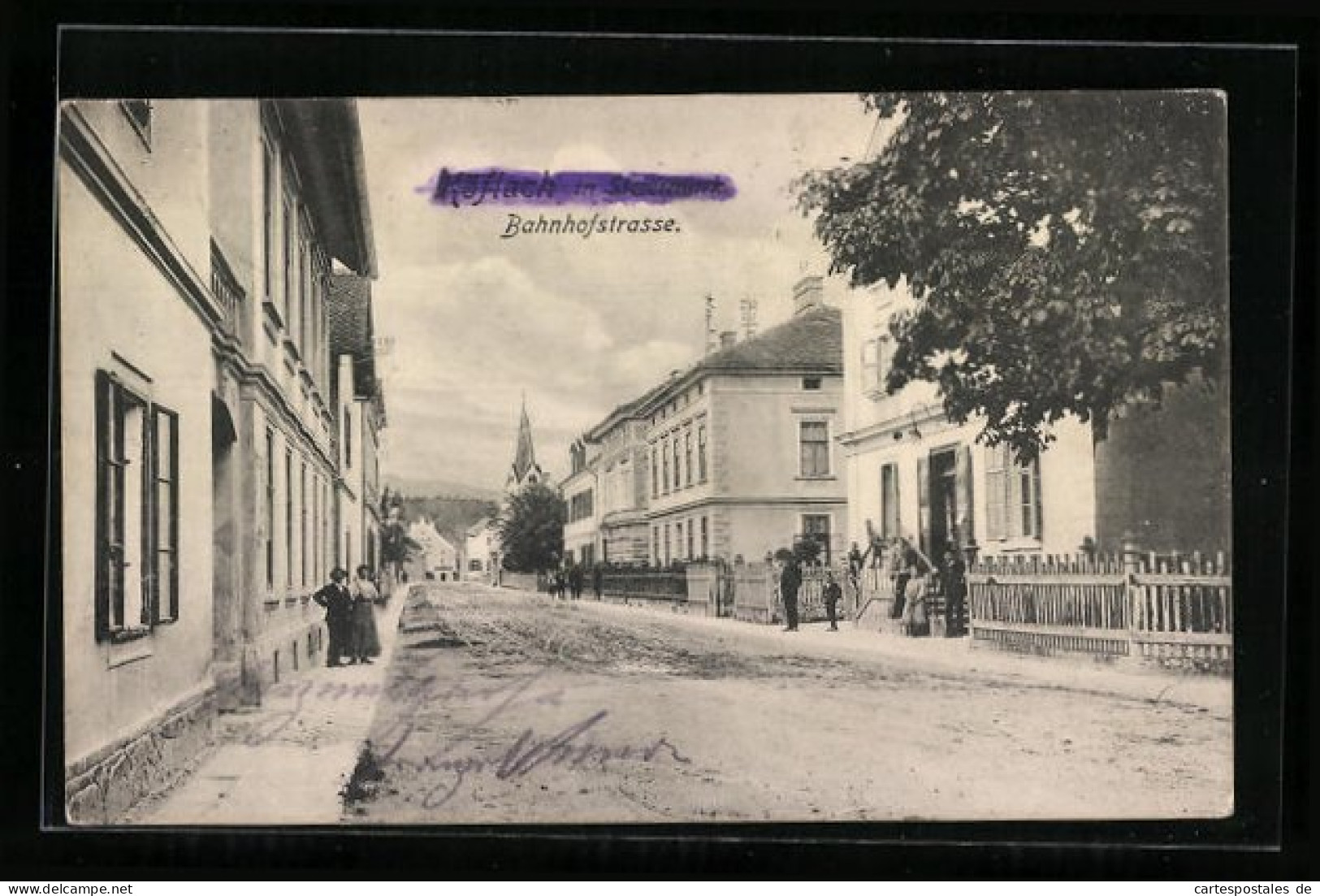 AK Köflach, Bahnhofstrasse mit Kirche und Gasthaus