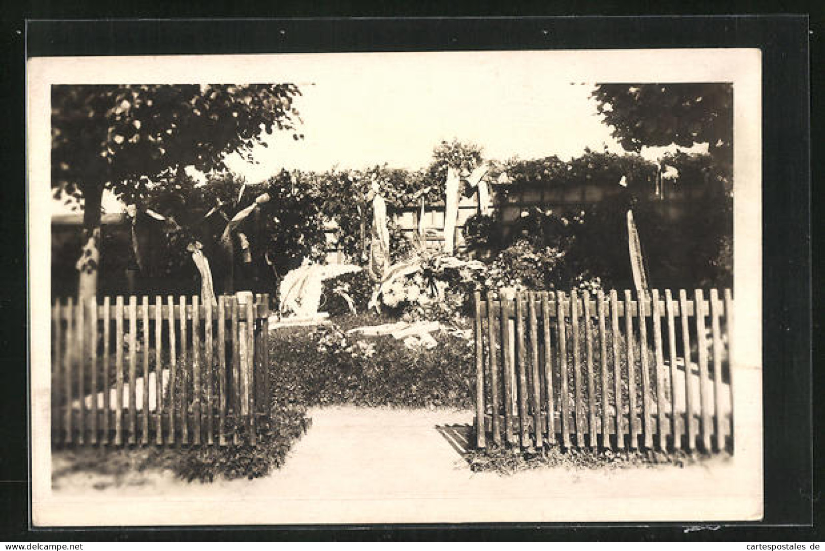 AK Lány, Mit Blumen geschmücktes Grab des Präsidenten Masaryk (TGM)