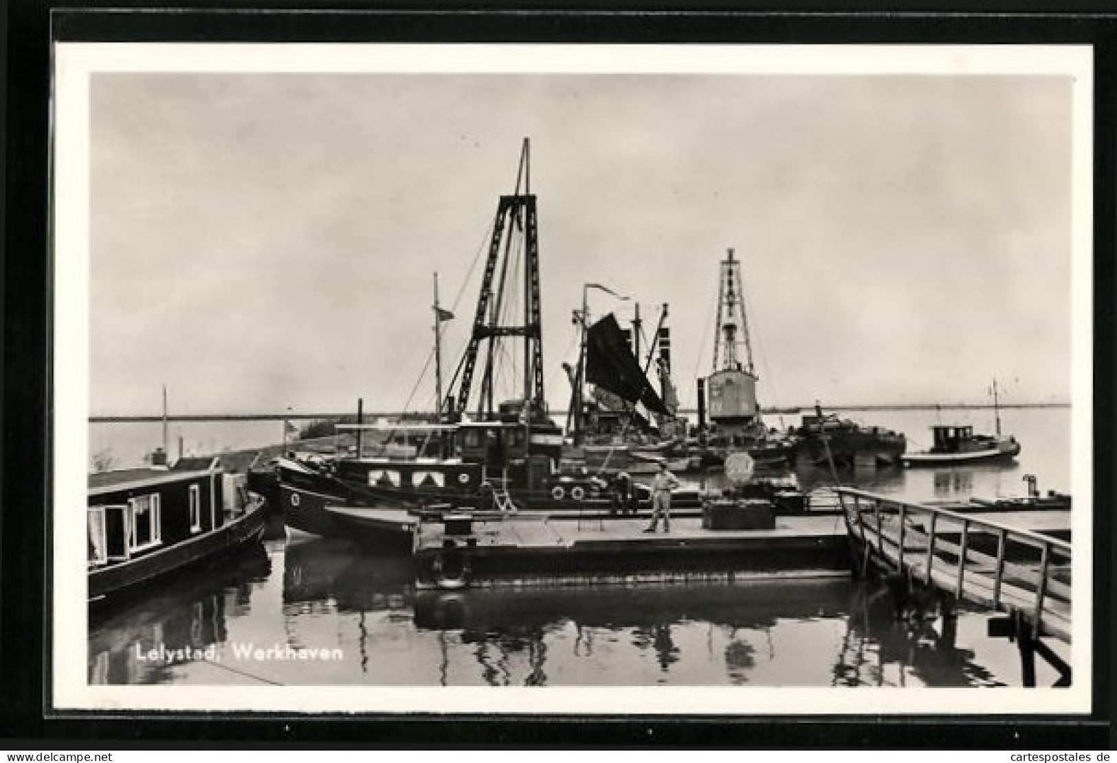 AK Lelystad, Frachtschiffe am Hafen