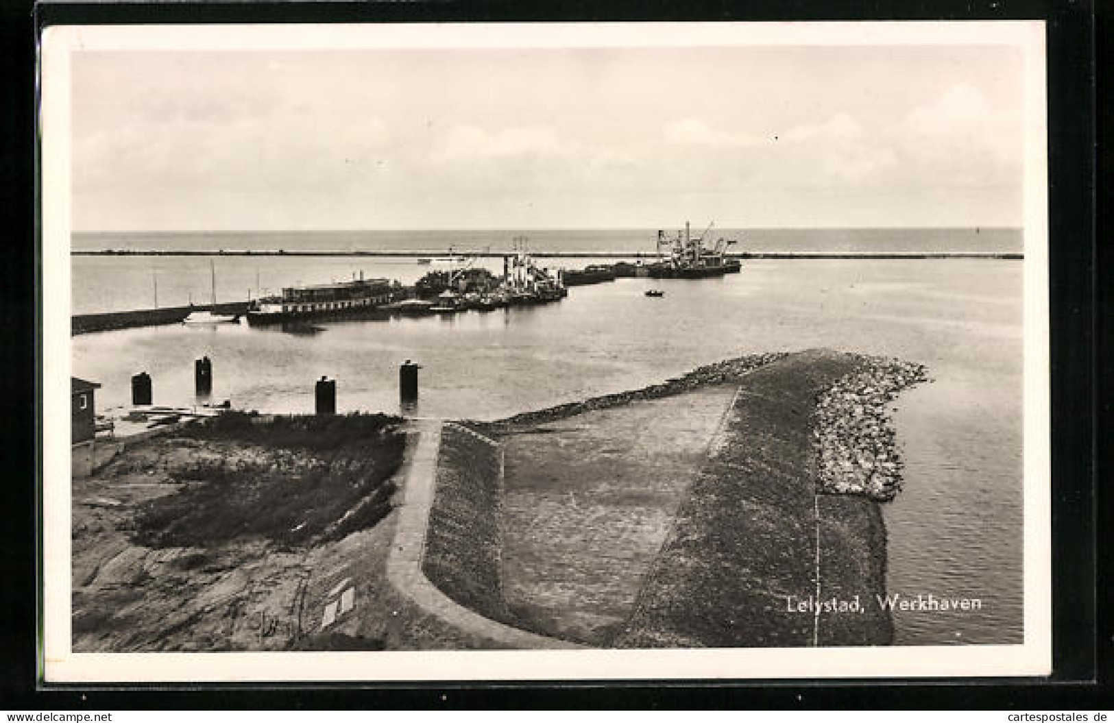 AK Lelystad, Werkhaven mit Frachtschiffen