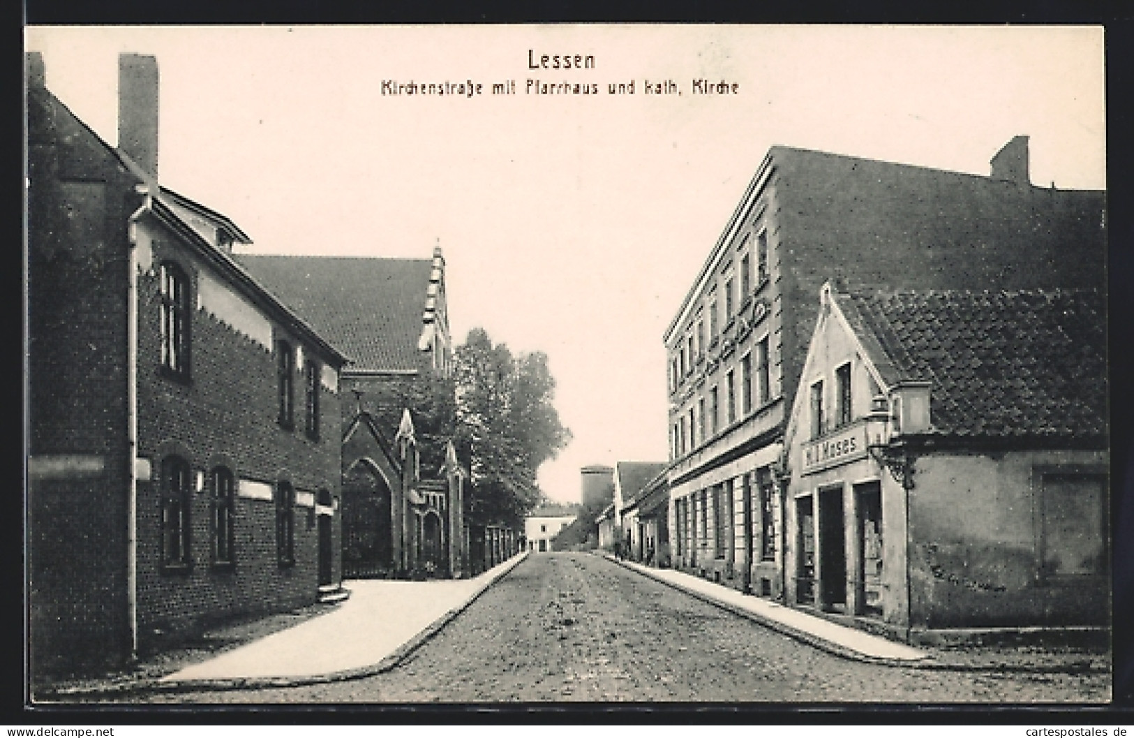 AK Lessen, Kirchenstrasse mit Pfarrhaus und kath. Kirche