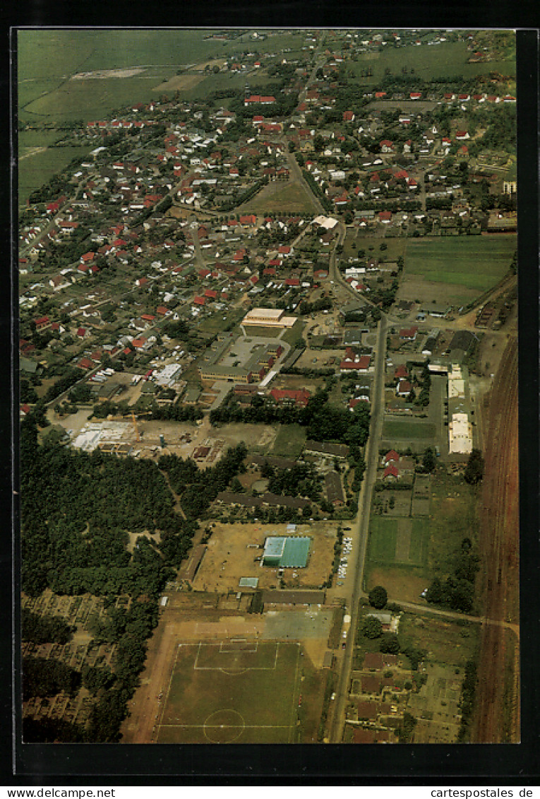 AK Lunden /Holst., Teilansicht mit Sportplatz