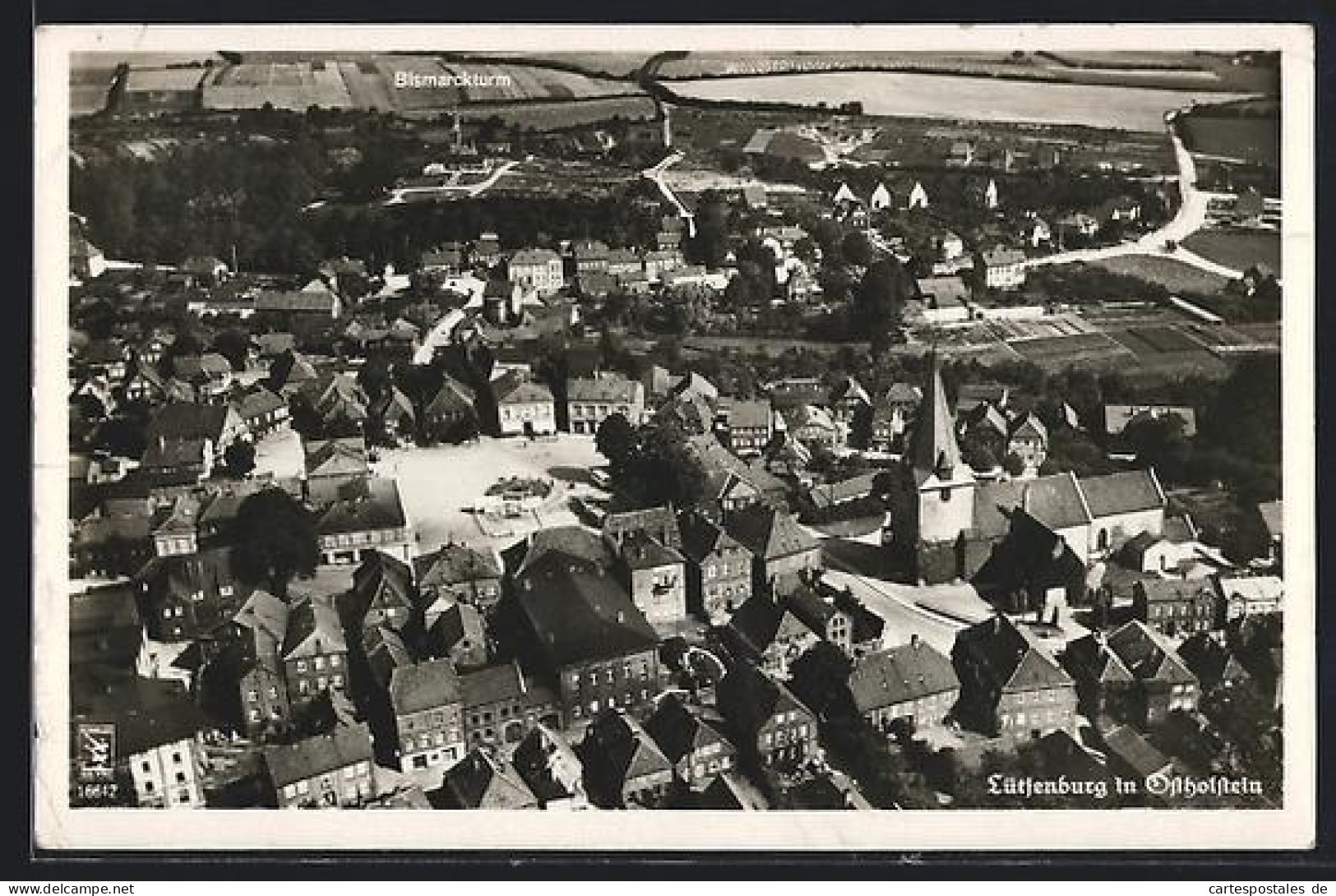 AK Lütjenburg in Ostholstein, Strassenpartie mit Kirche
